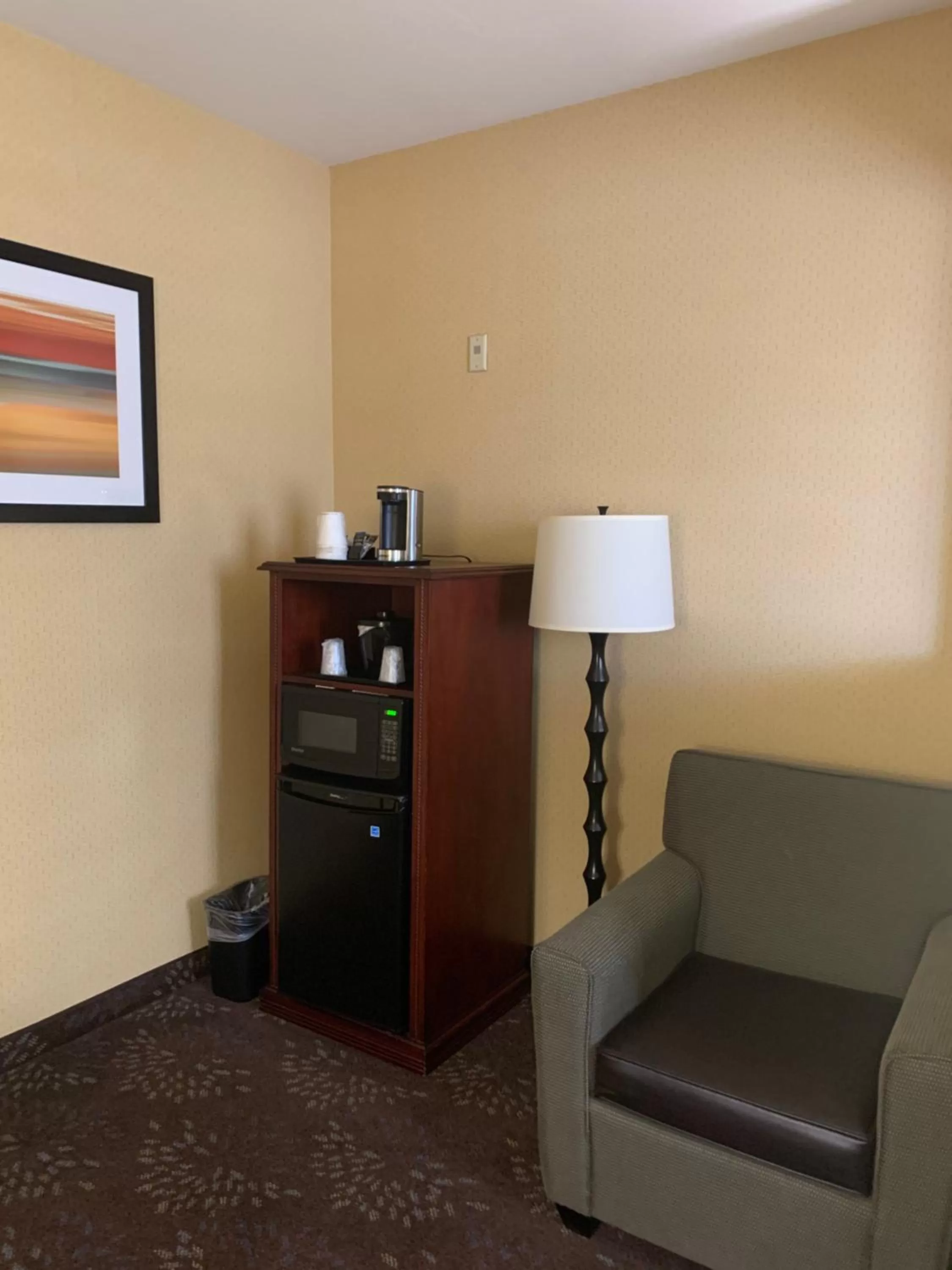 Bedroom in Country Inn & Suites by Radisson, San Jose International Airport, CA