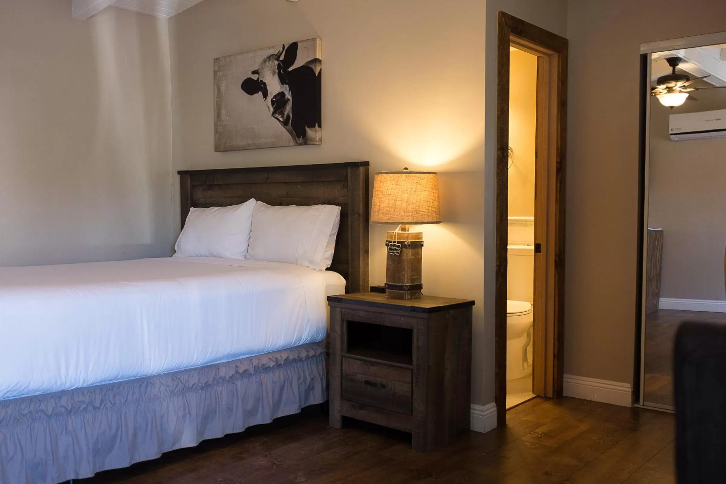 Bedroom, Bed in Apple Tree Inn