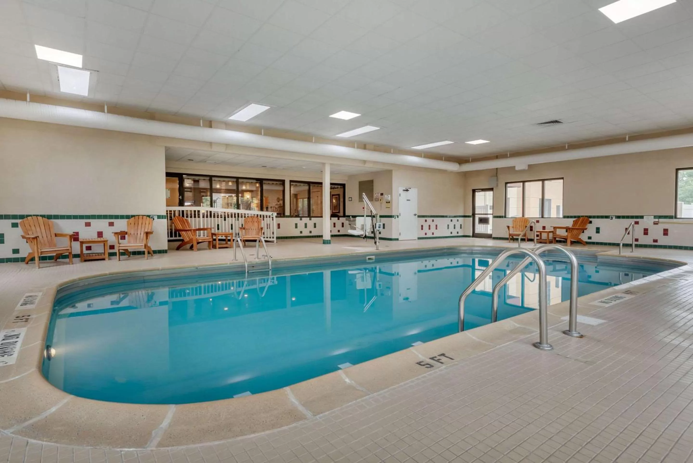 Pool view in Comfort Suites near Route 66