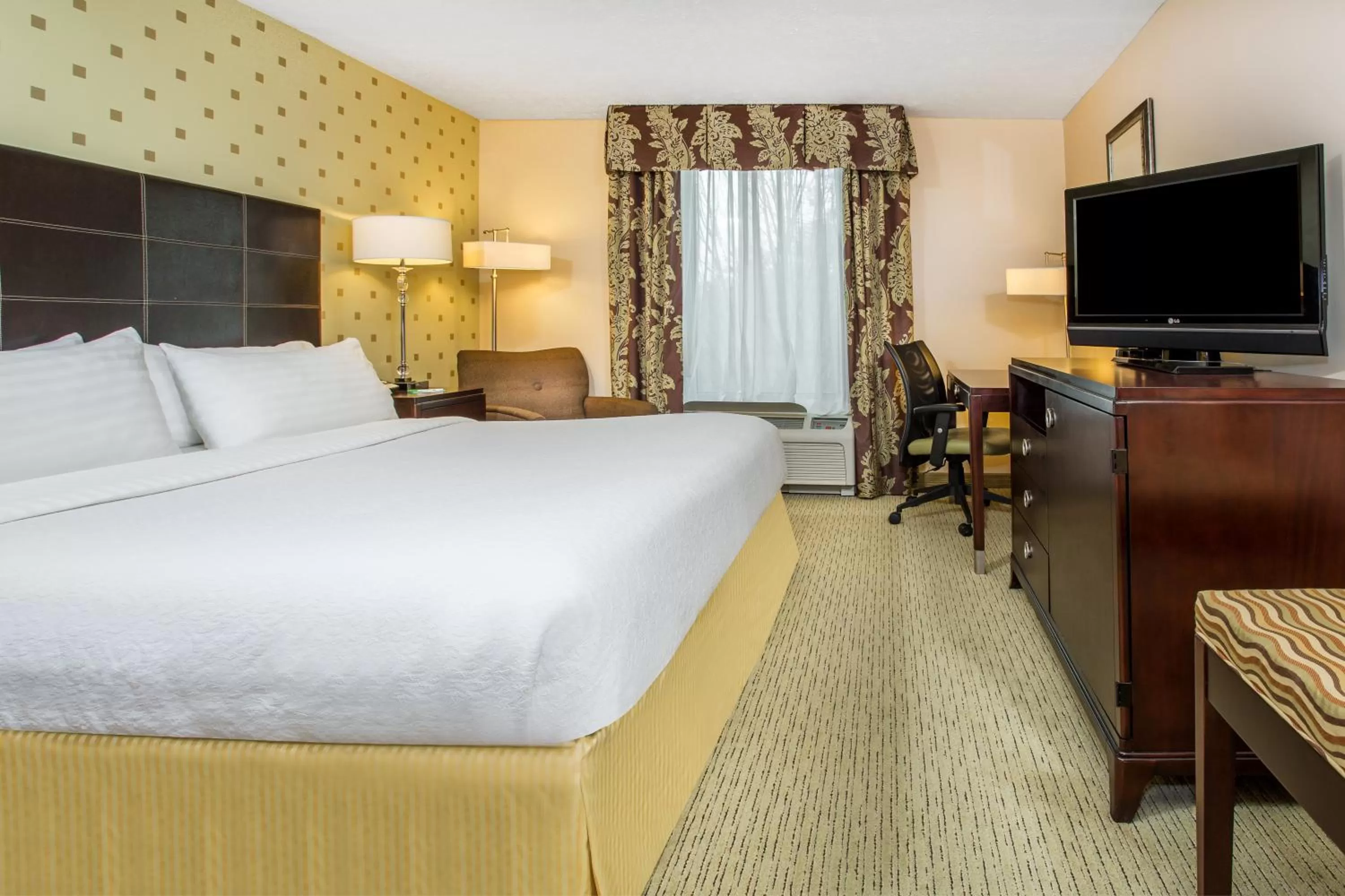 Photo of the whole room, Bed in Holiday Inn Bloomington-University Area by IHG