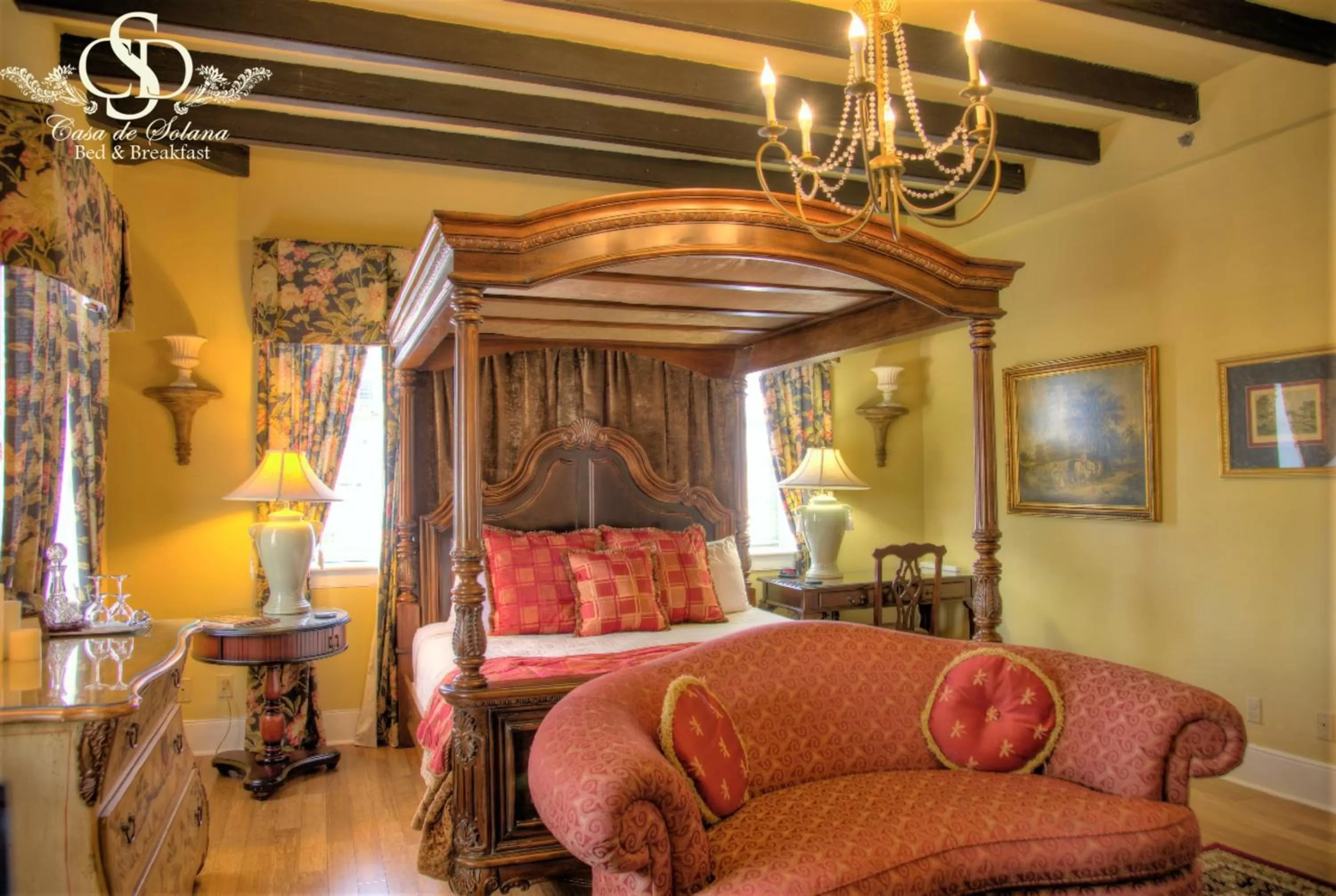 Bed in Casa De Solana & Victorian House Bed and Breakfast