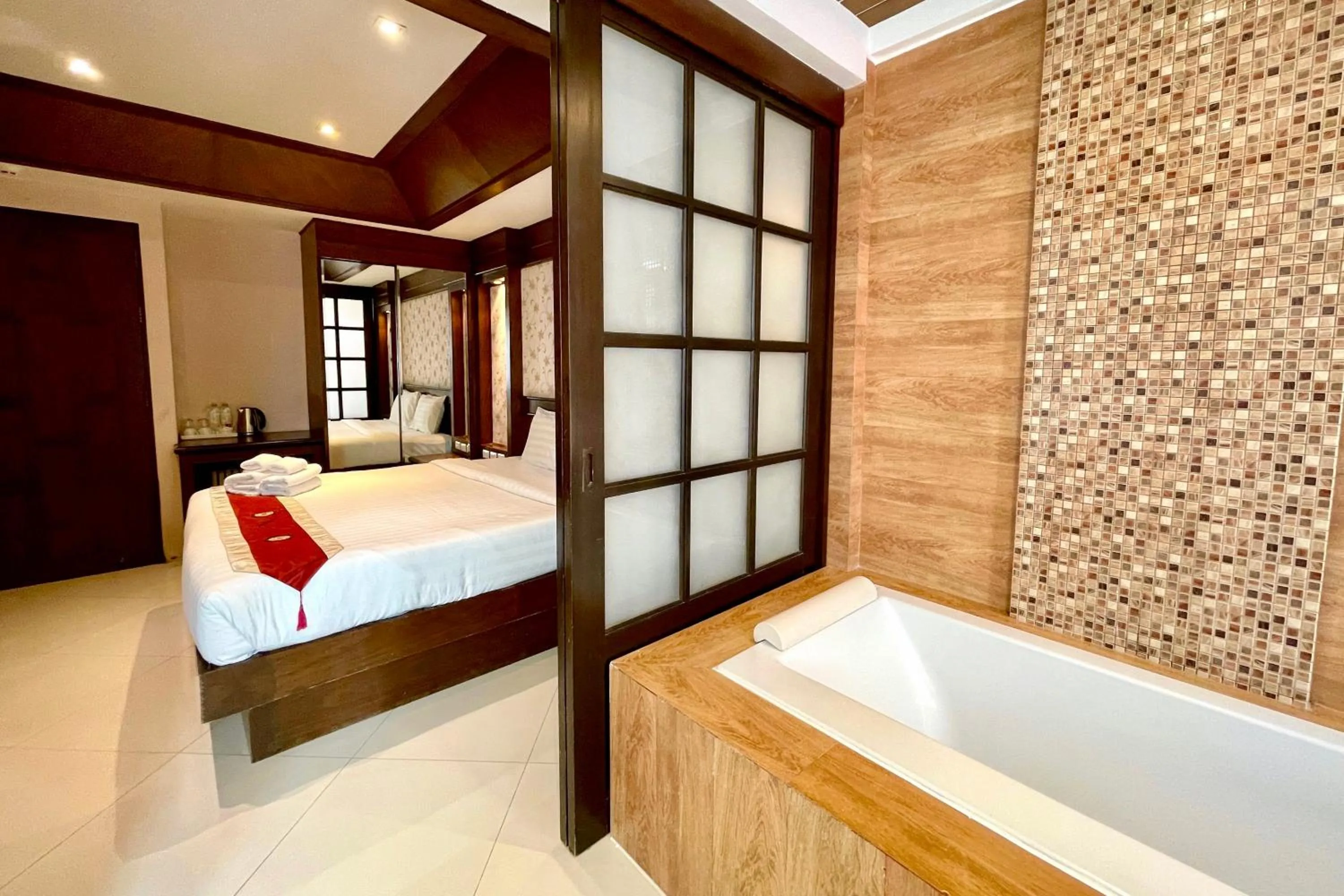 Hot Tub, Bed in Rayaburi Hotel, Patong