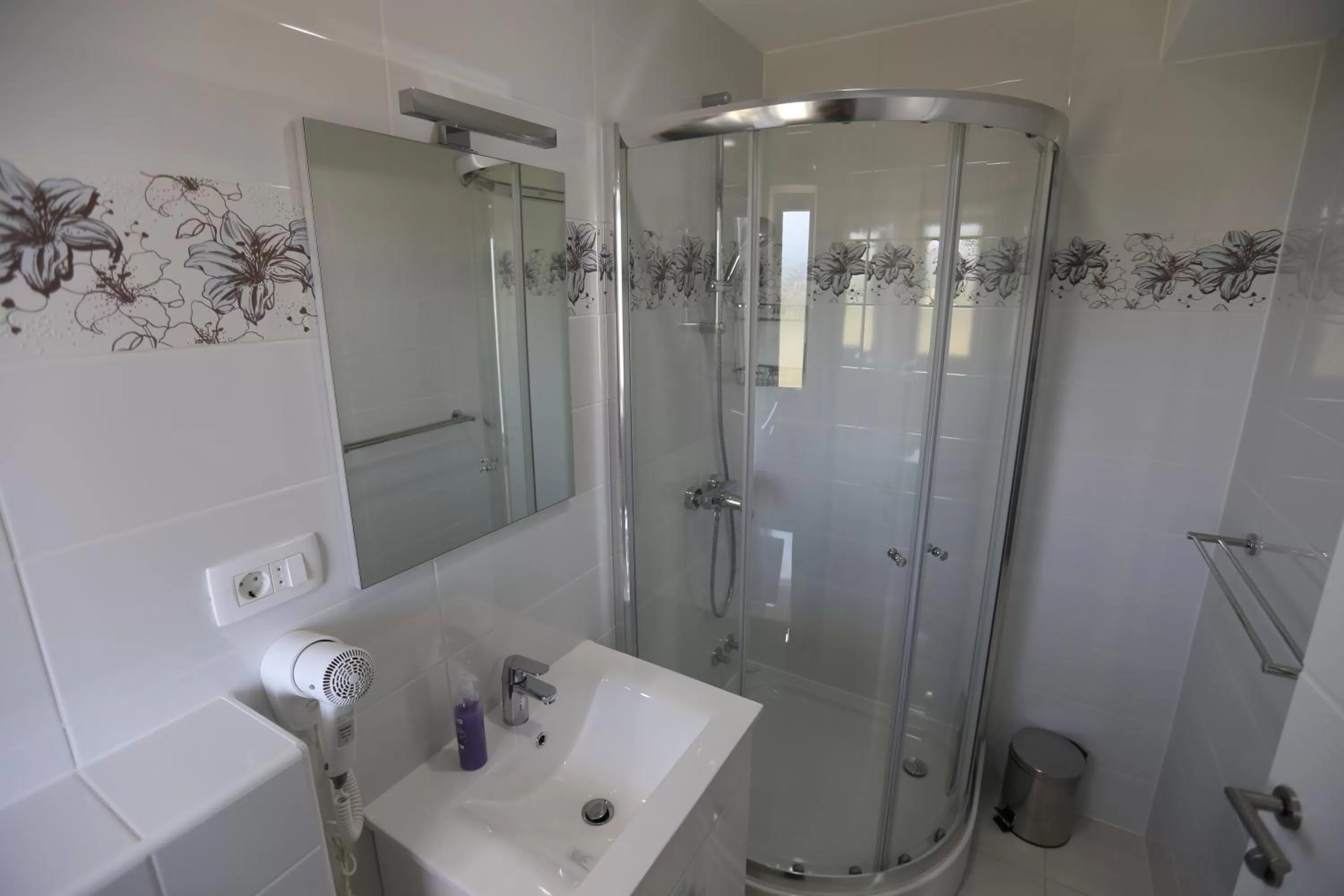 Toilet in Villa Flowers