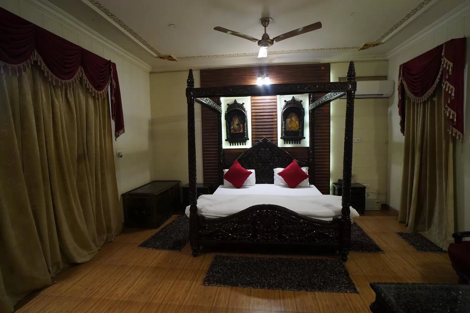 Photo of the whole room, Bed in Ambala Haveli