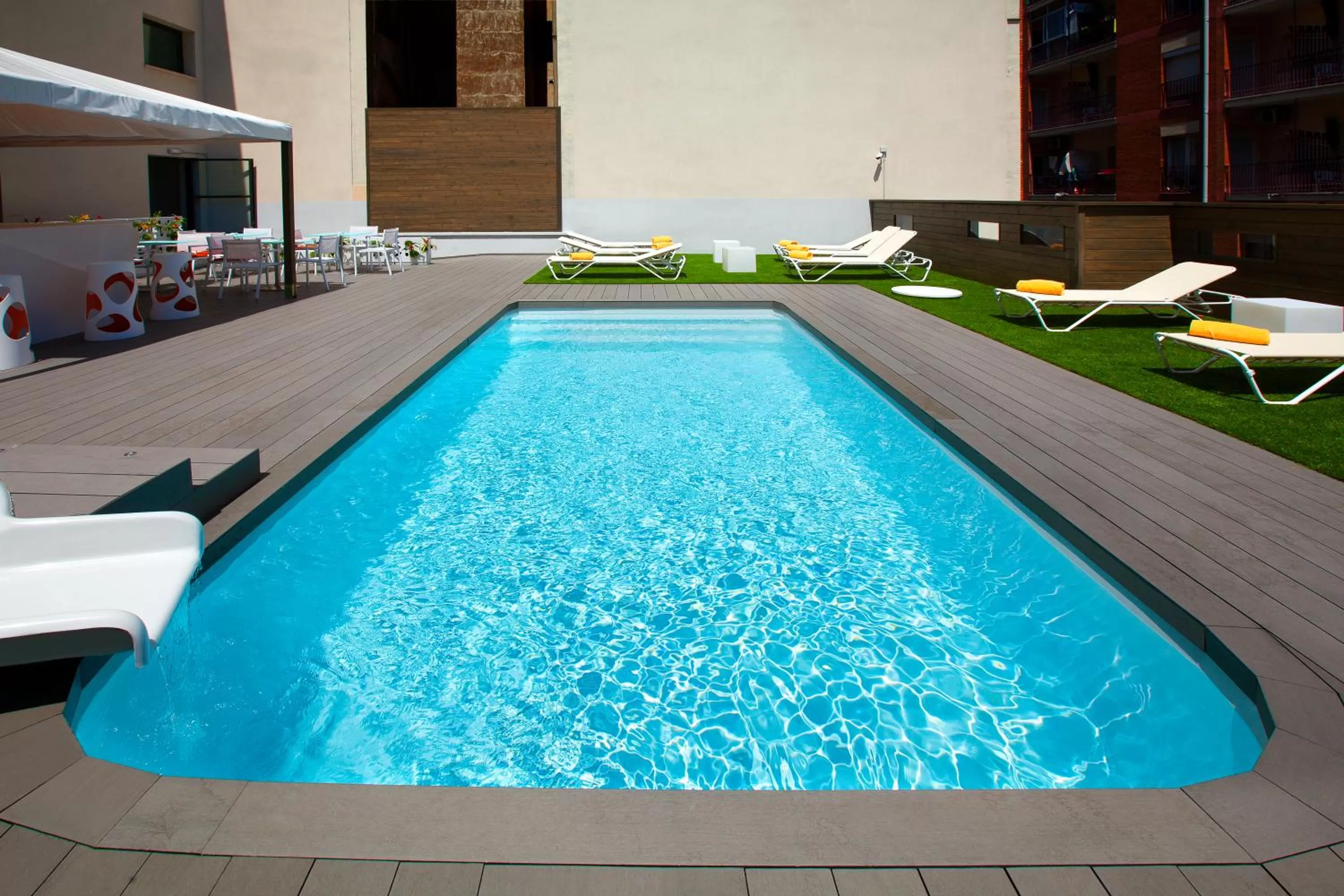 Swimming pool in Hotel Concordia Barcelona
