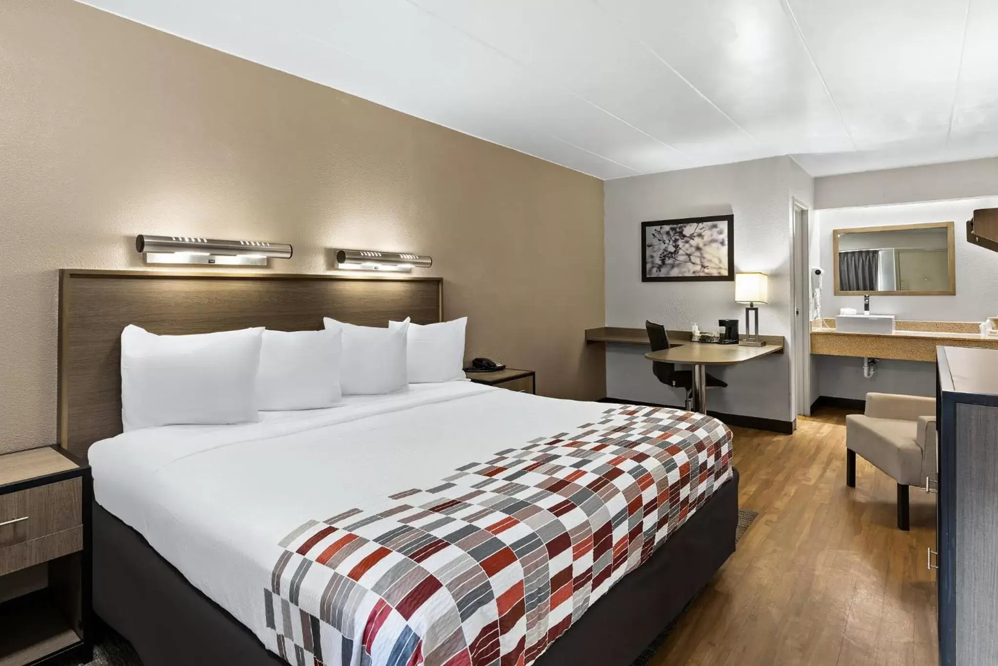 Superior King Room Smoke Free in Red Roof Inn Cleveland - Independence Superior King Room Smoke Free in Red Roof Inn Cleveland - Independence