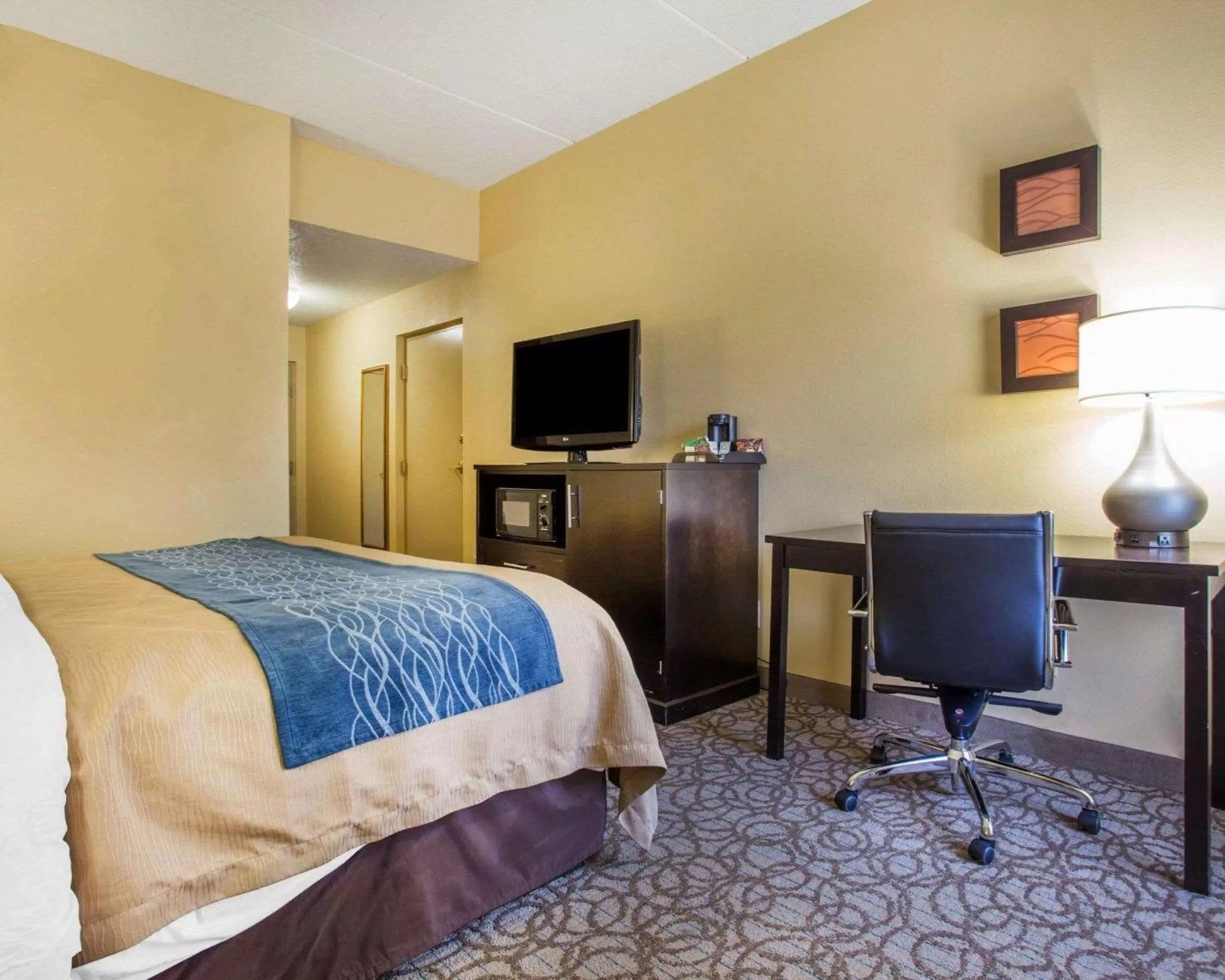 Photo of the whole room, Bed in Comfort Inn & Suites at Stone Mountain