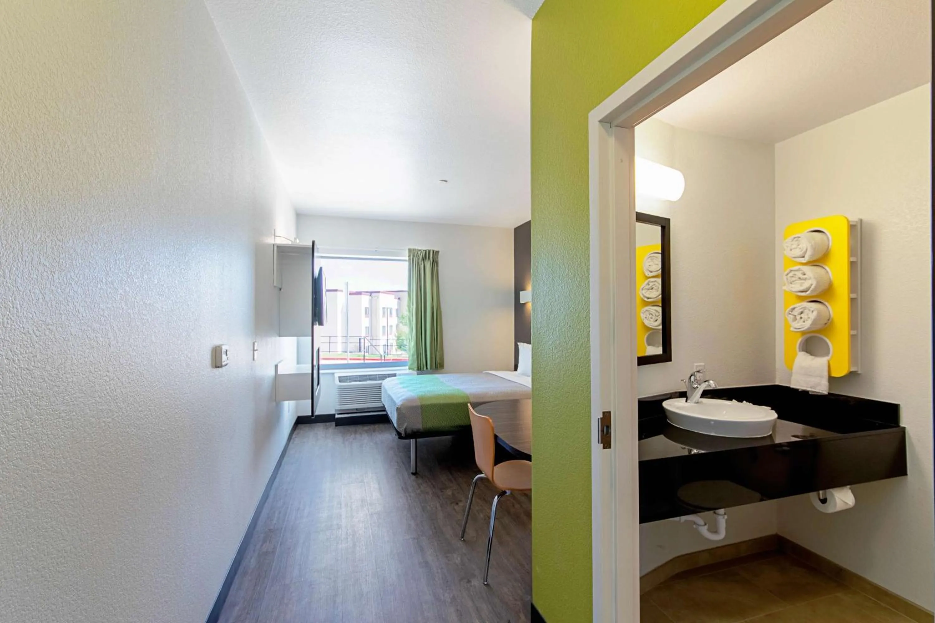 TV and multimedia, Bed in Motel 6 Austin Airport