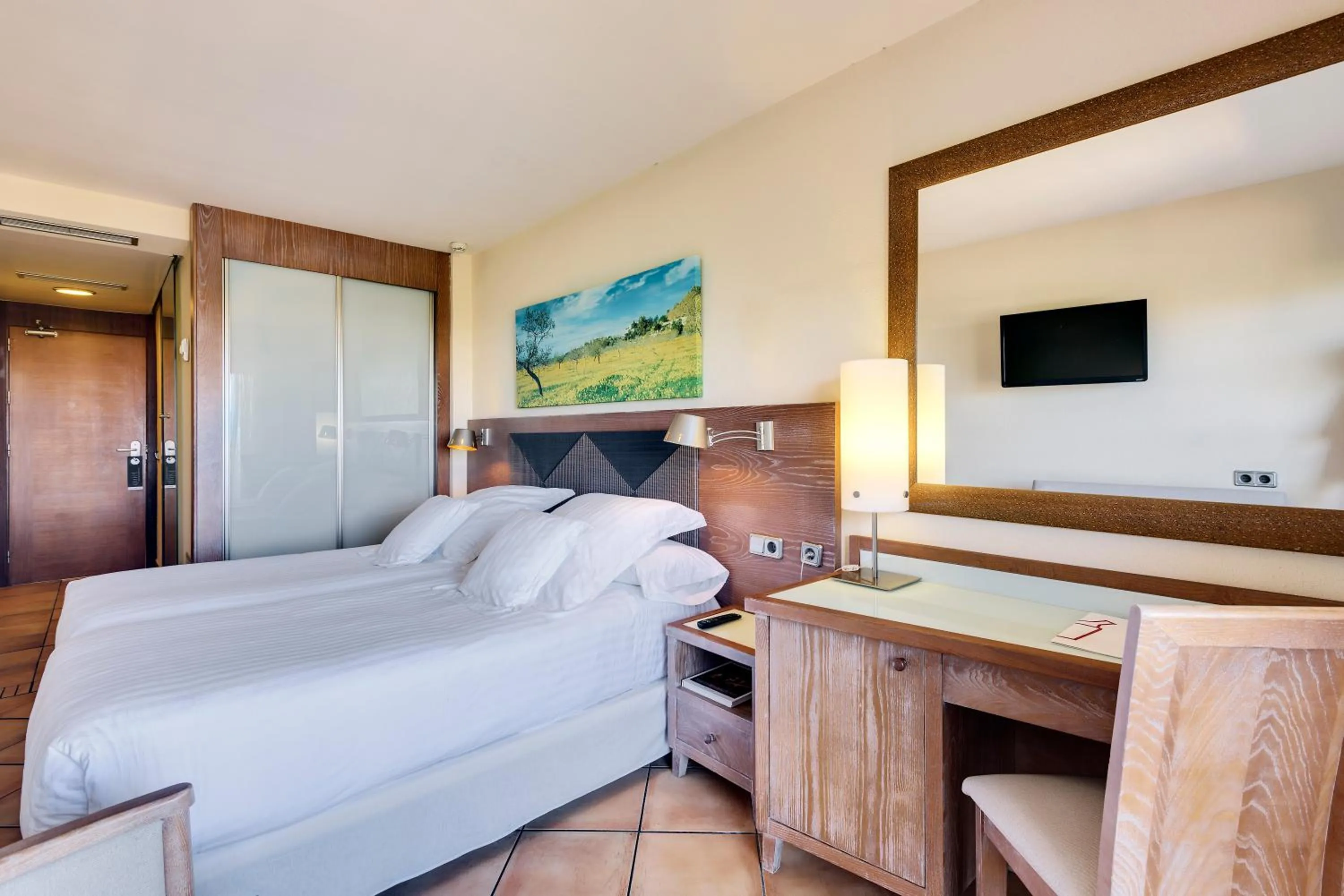 Photo of the whole room, Bed in Occidental Playa de Palma