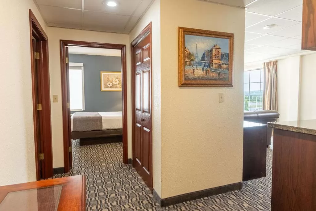Bedroom, Bed in Savannah House Hotel