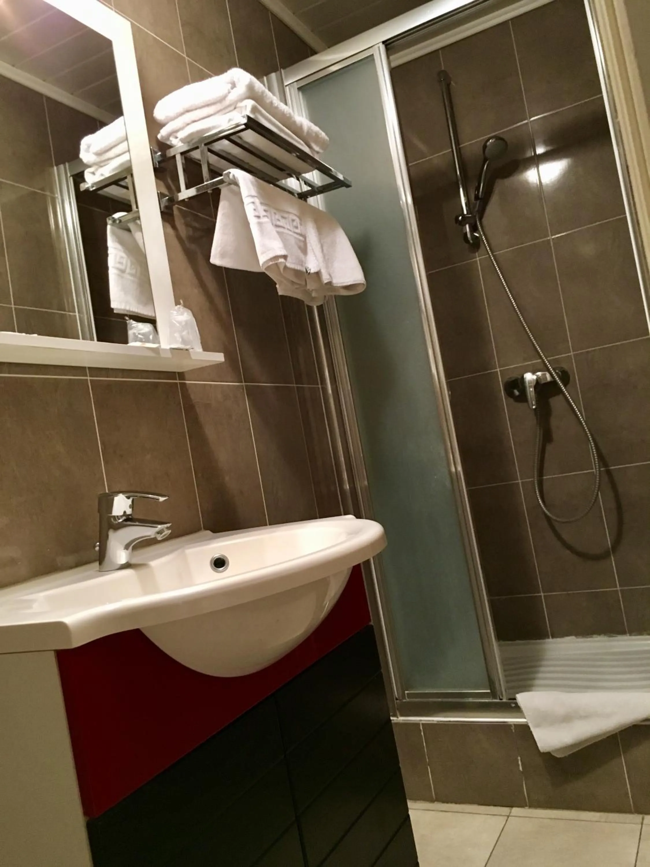 Shower in Hôtel Belle Fontainebleau