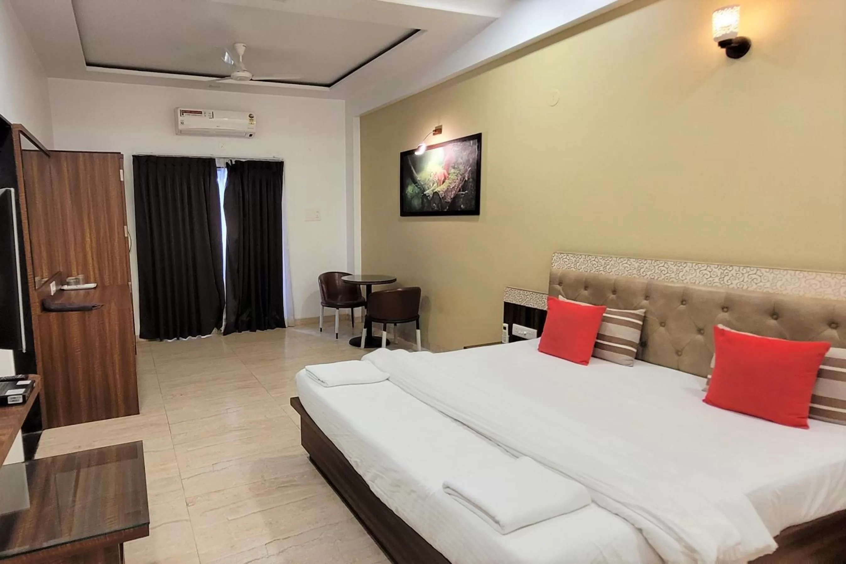 Bedroom, Bed in Hotel Om Inn - Talegaon Dabhade