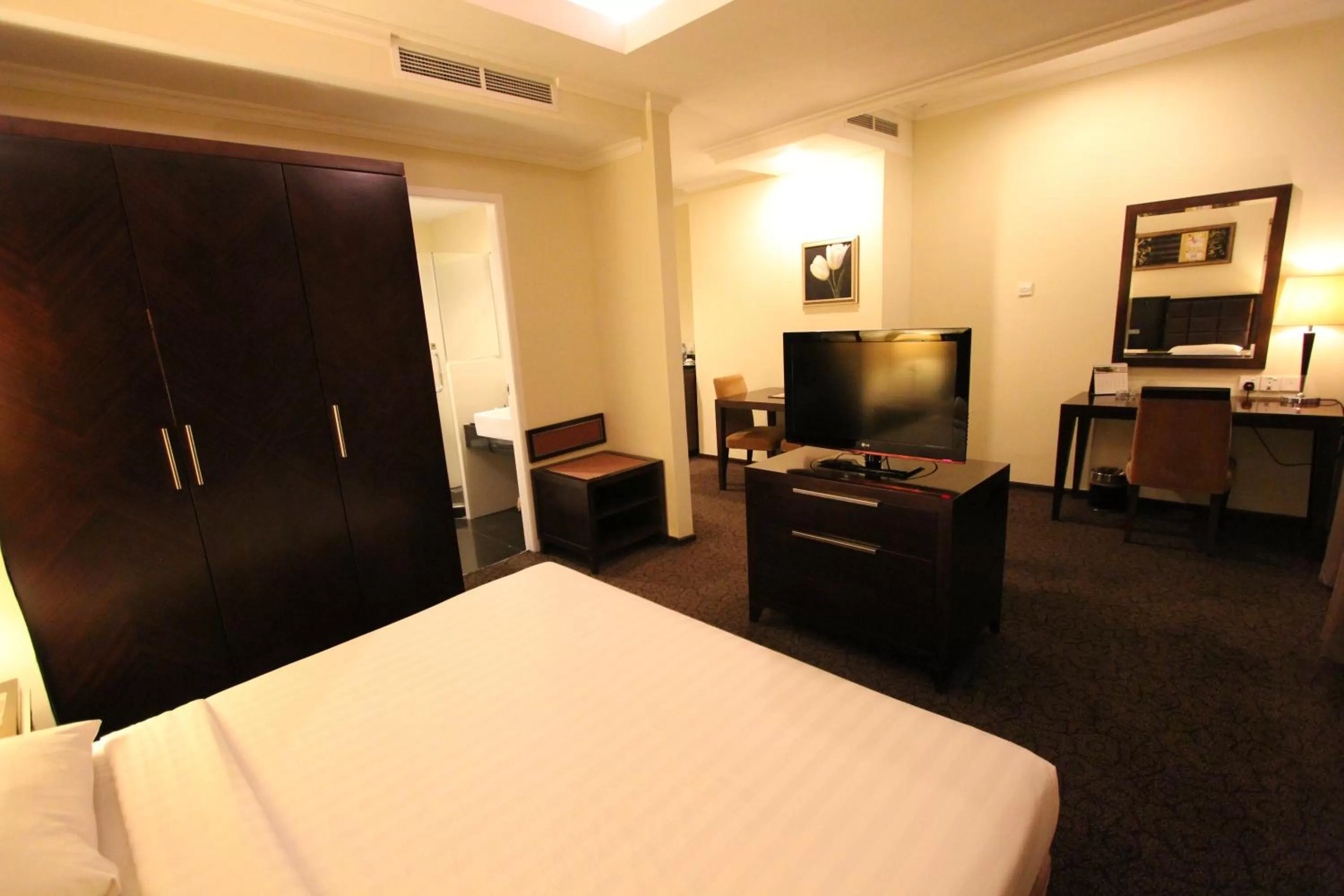 Bedroom, Bed in Harmoni One Convention Hotel and Service Apartments
