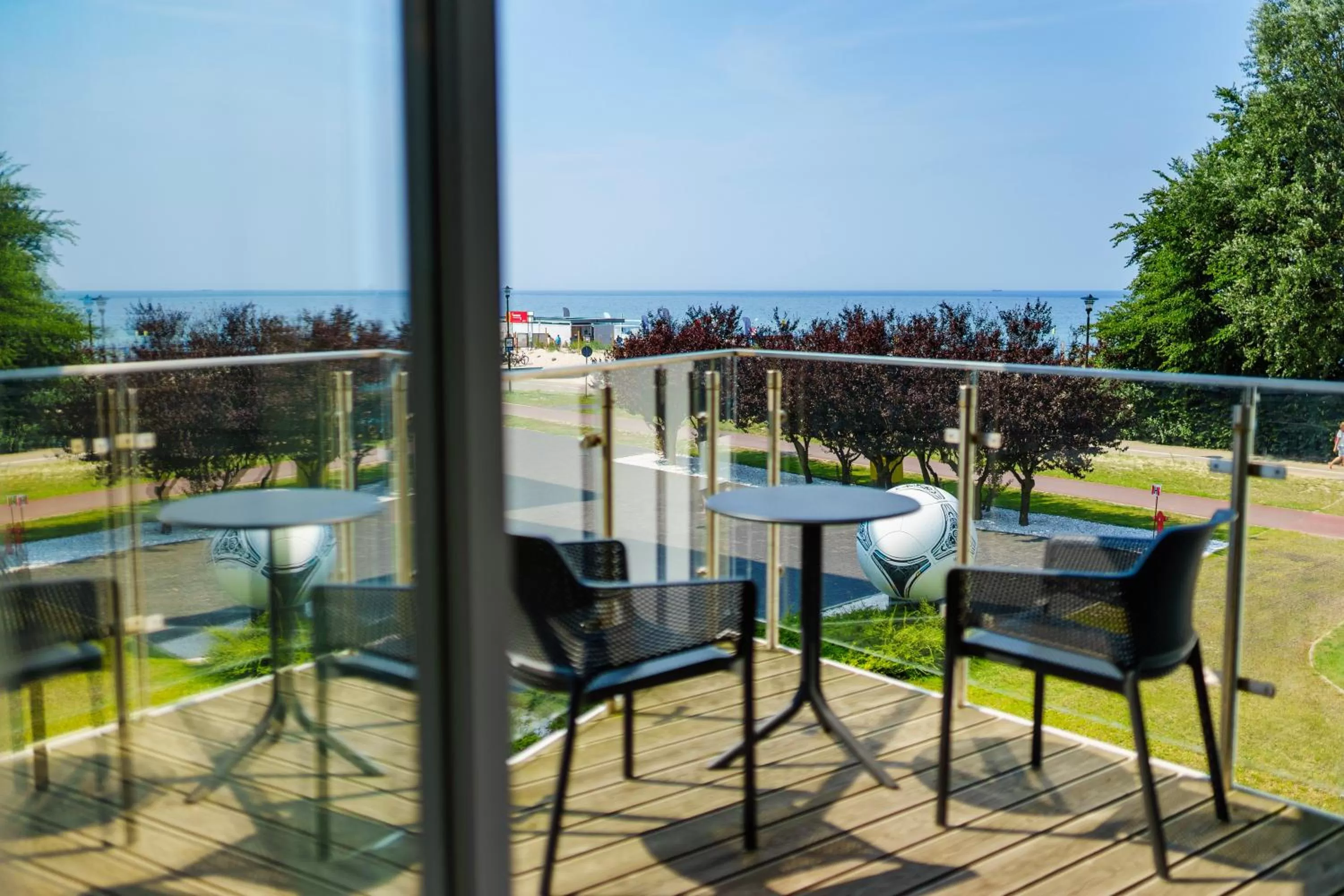 Sea view in Ultra Marine by Zdrojowa