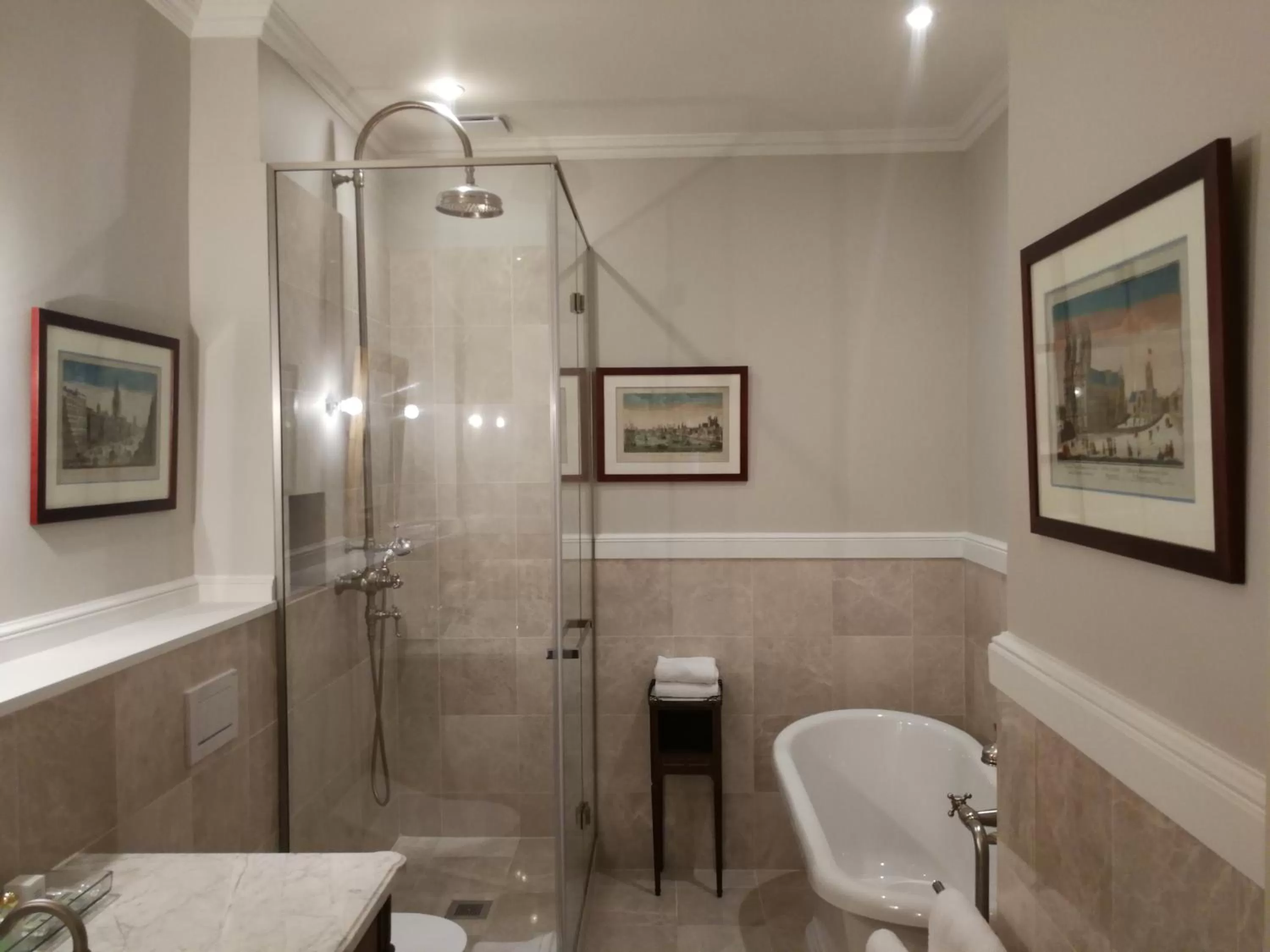 Bathroom in Hotel d'Angleterre