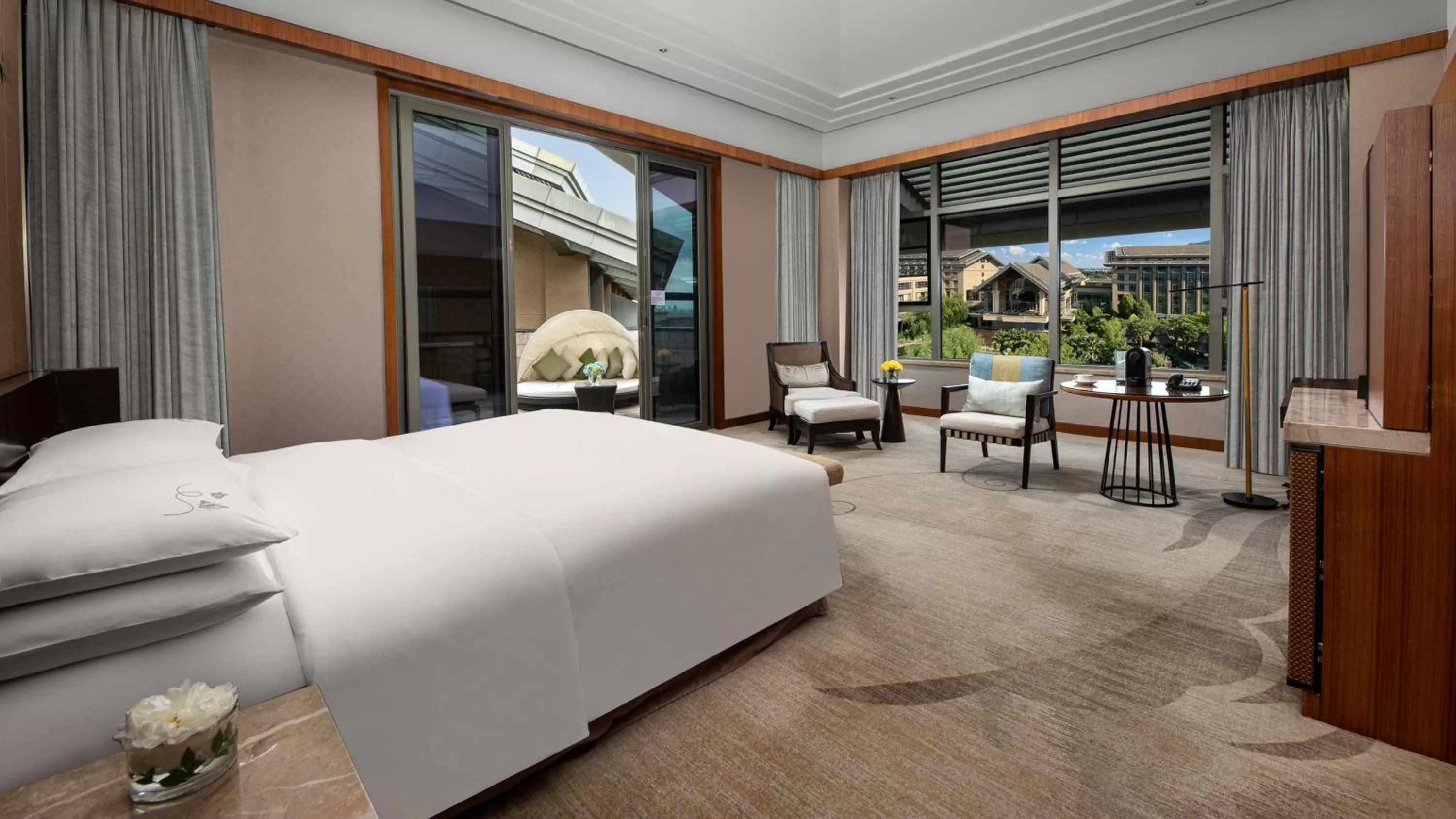 Photo of the whole room, Bed in InterContinental Kunming by IHG