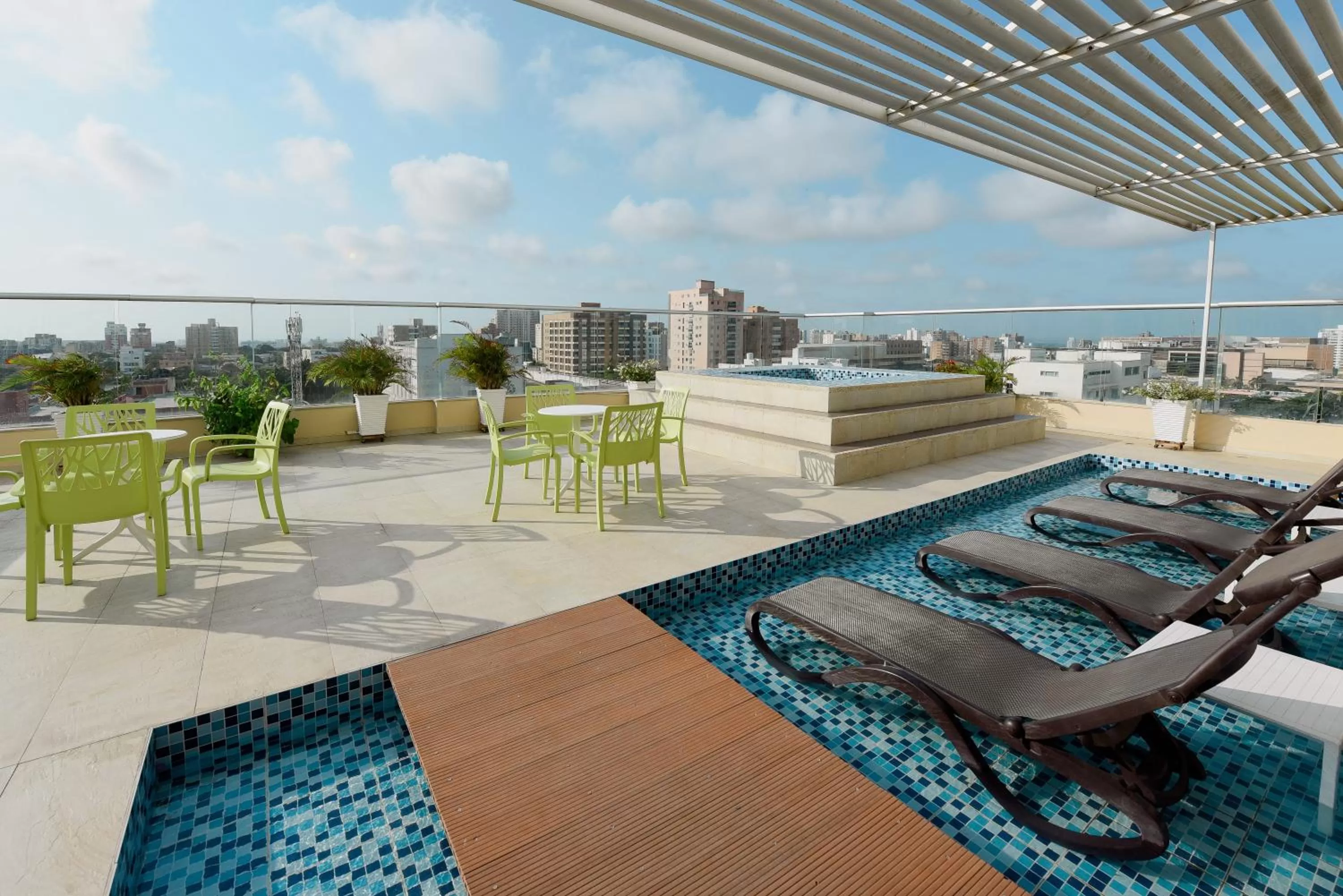 Swimming pool in Wyndham Garden Barranquilla