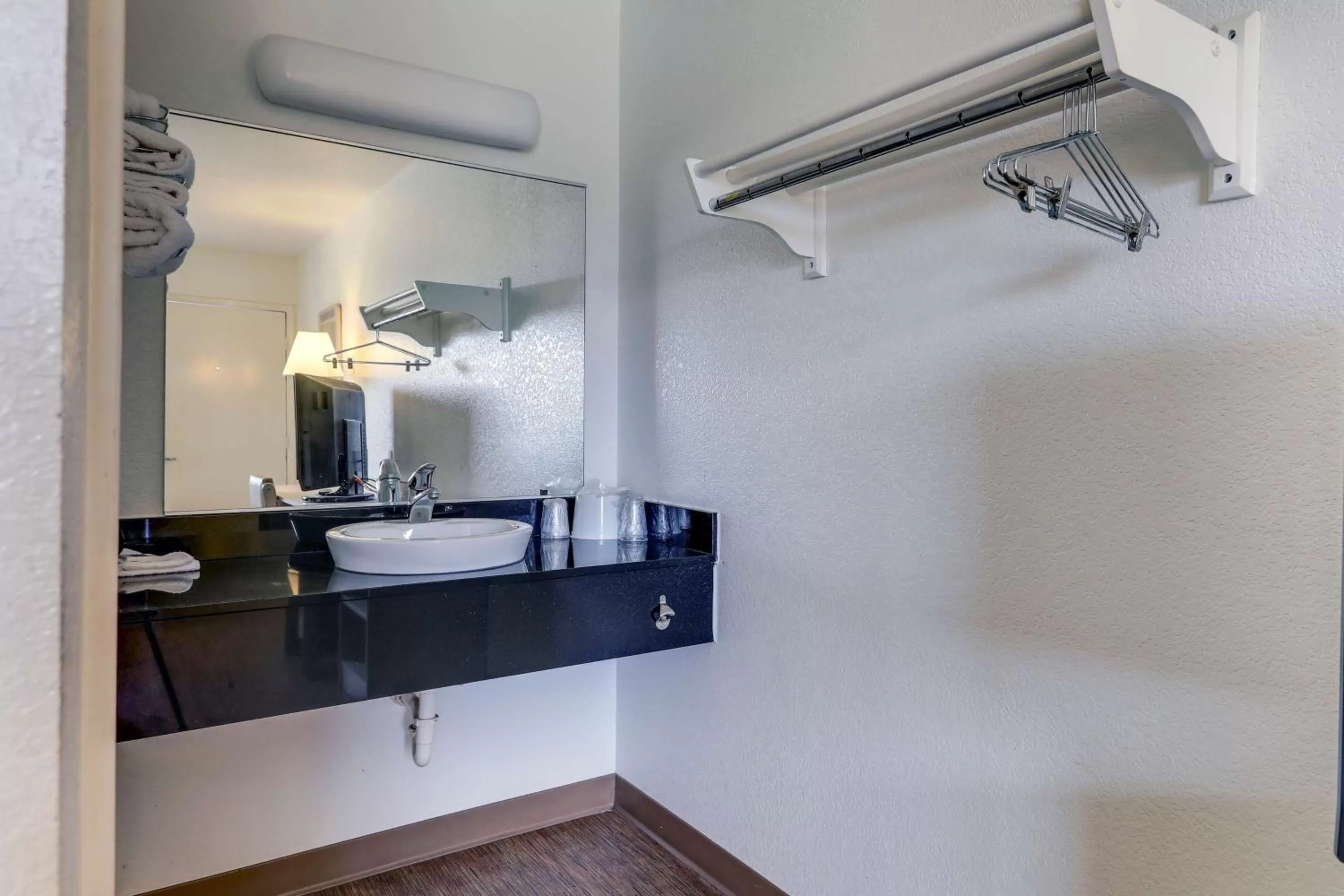 Standard Kitchen Room with– One Queen Bed - single occupancy in Motel 6-Port Allen, LA - Baton Rouge