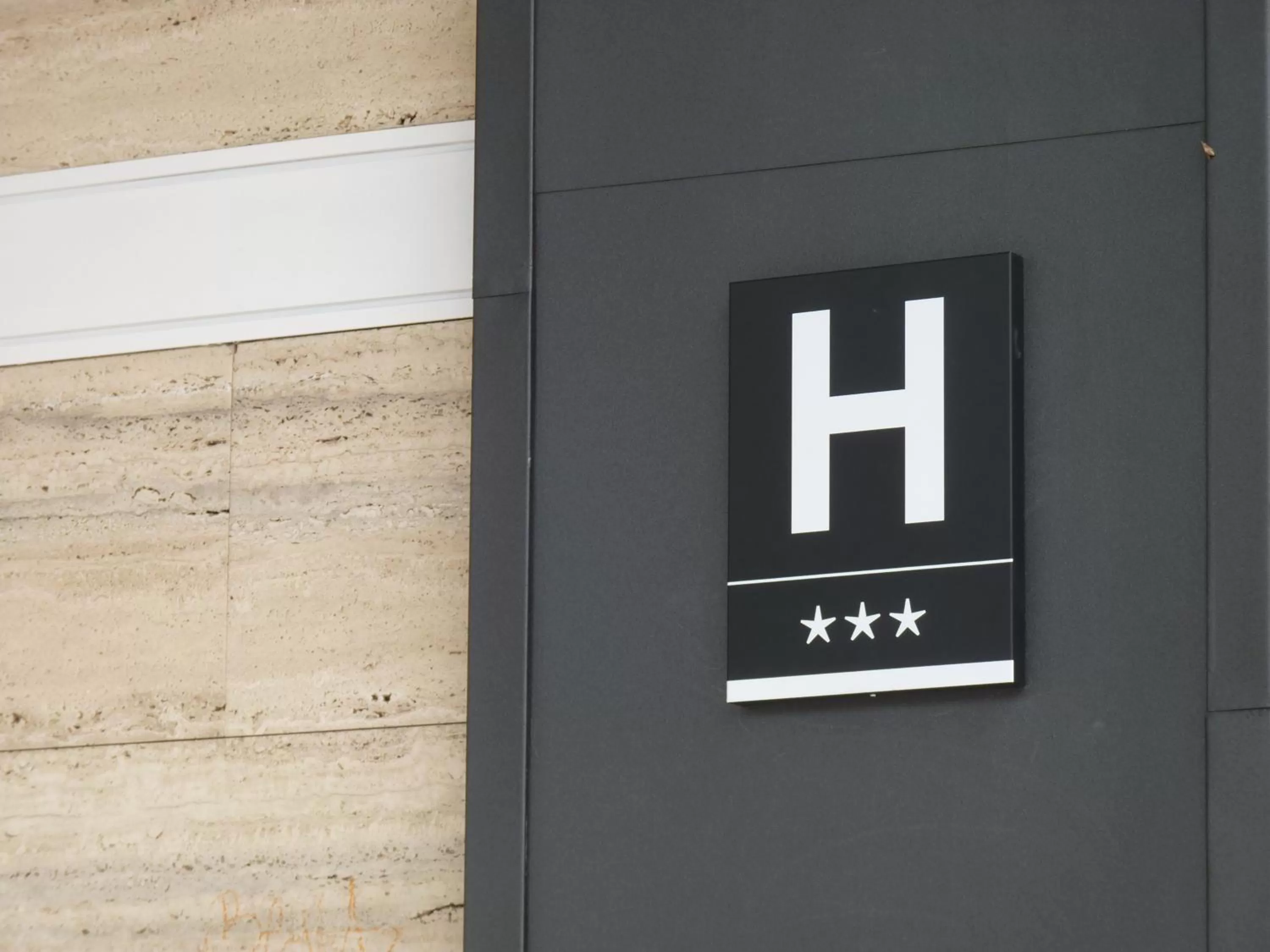 Facade/entrance in Hotel 153