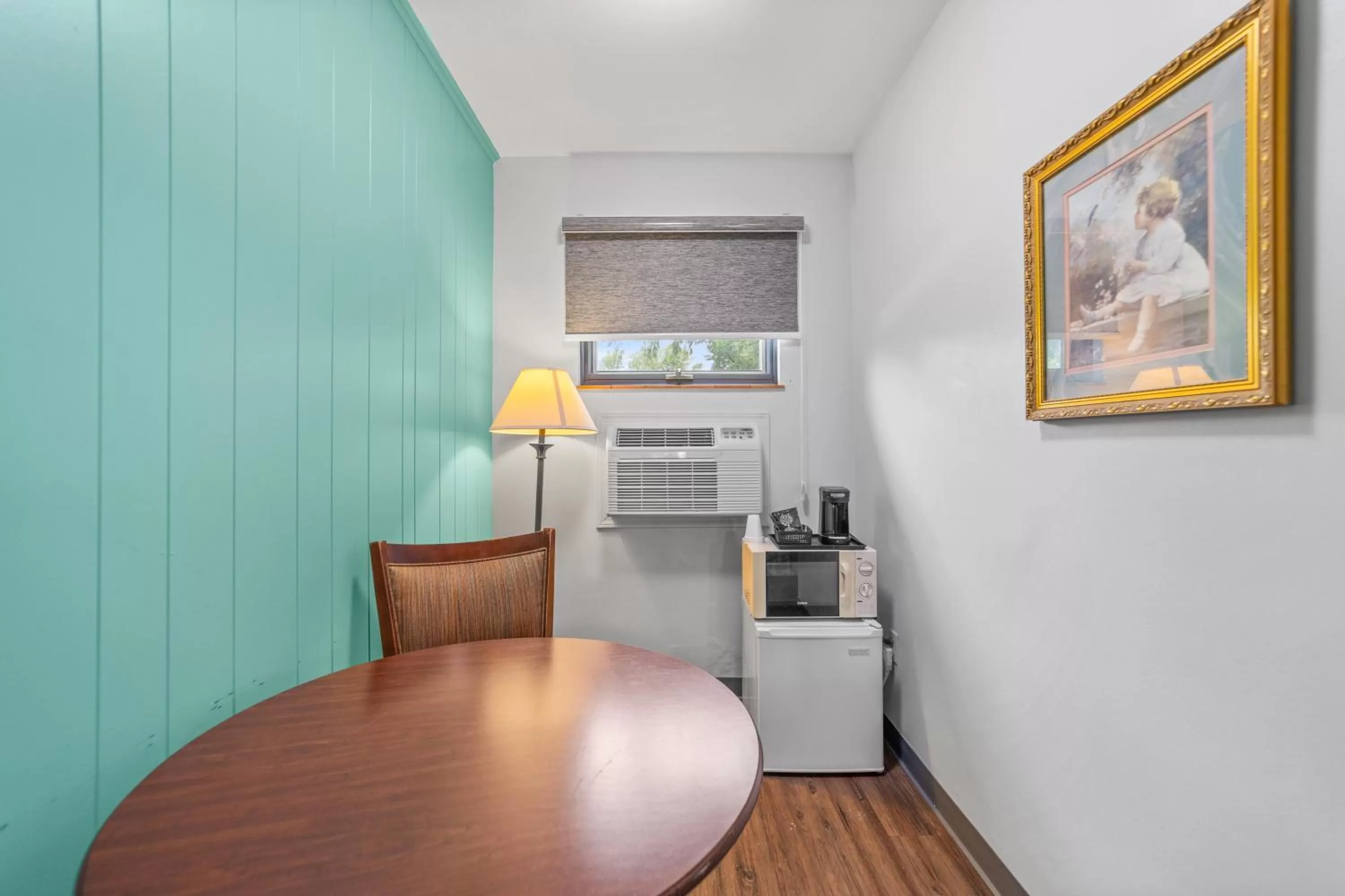 Dining area in Glass House Inn Erie Near I-90 & I-79