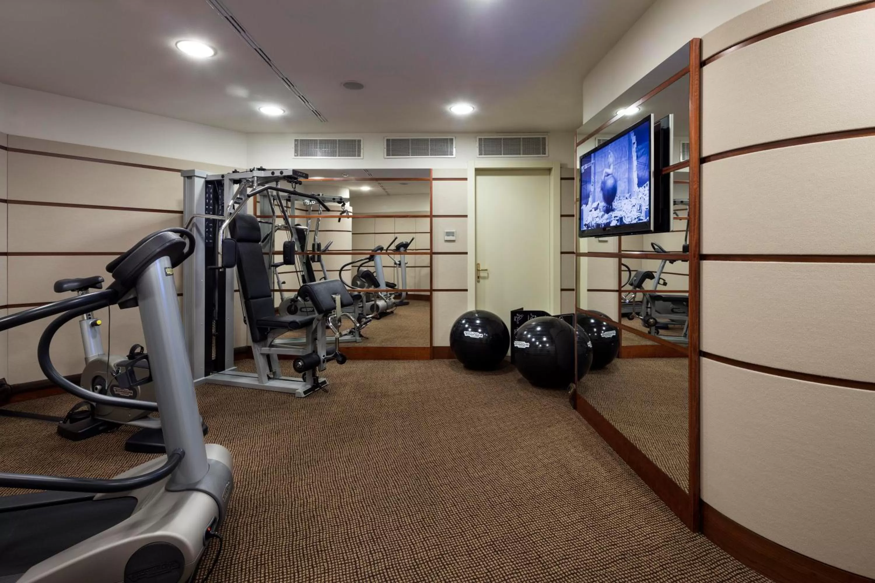 Fitness centre/facilities in UNA Hotels Cusani Milano