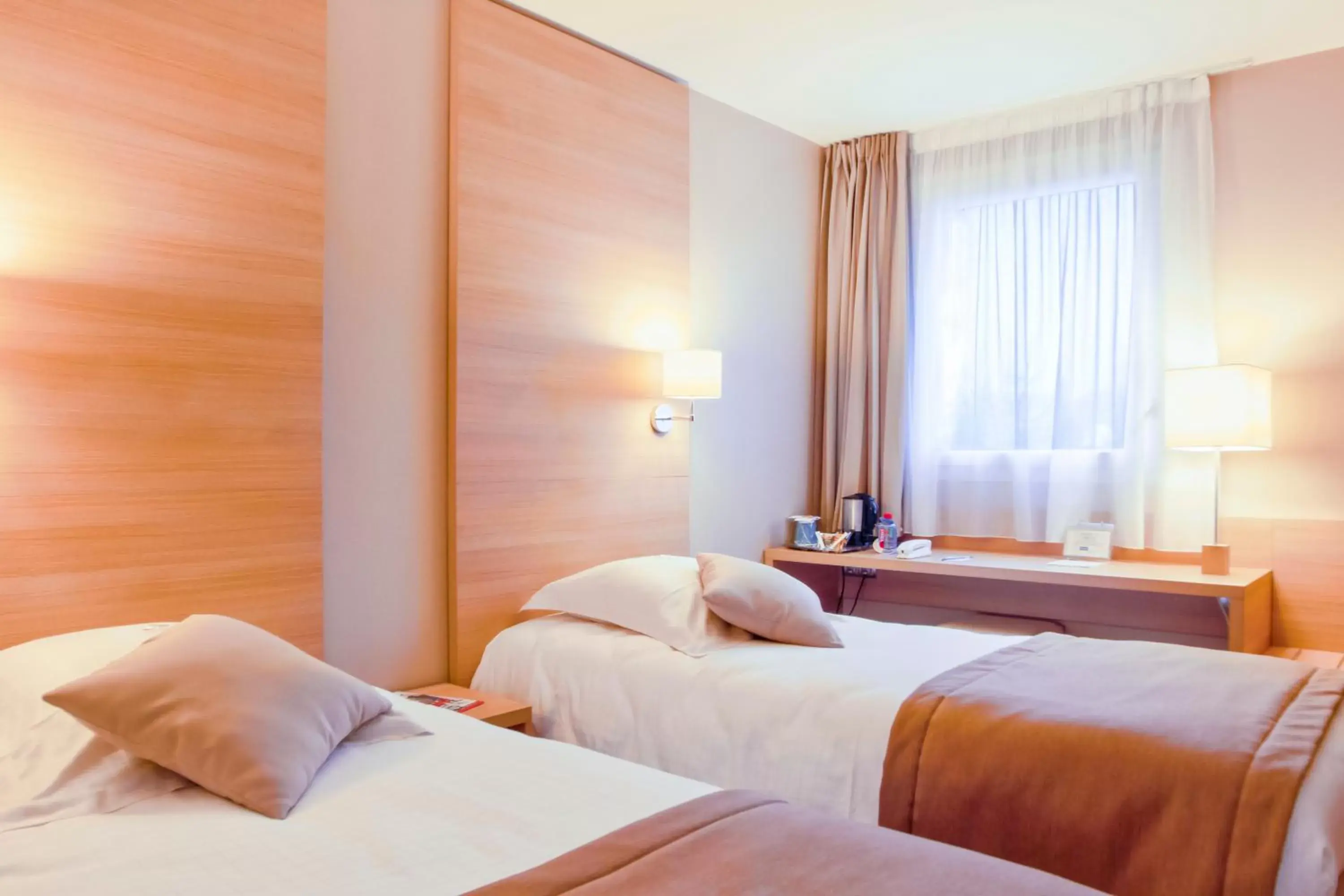 1 Double Bed 1 Single Bed - Superior Room in Best Western Bourgoin Jallieu 1 Double Bed 1 Single Bed - Superior Room in Best Western Bourgoin Jallieu