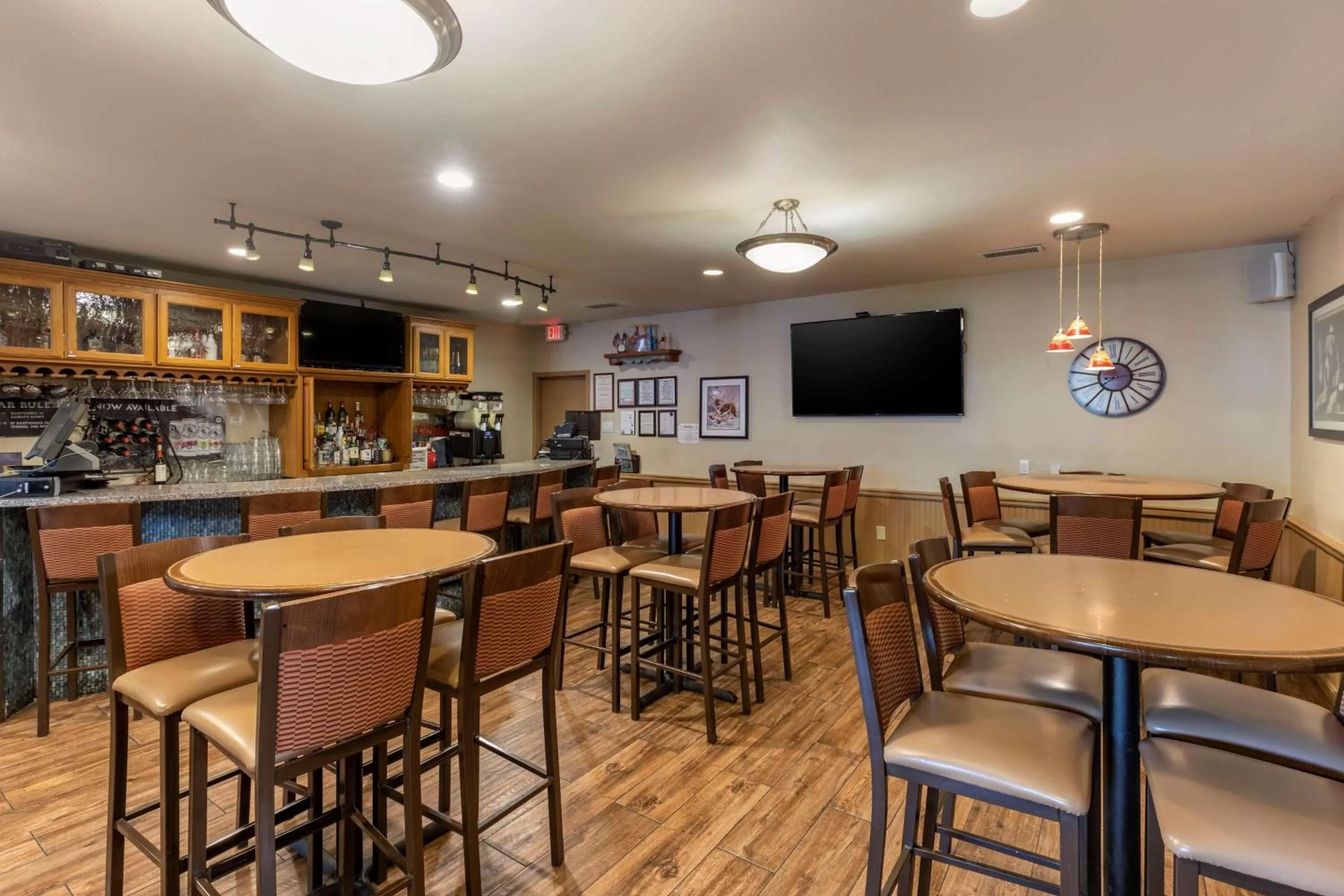 Lounge or bar in Best Western Swiss Clock Inn