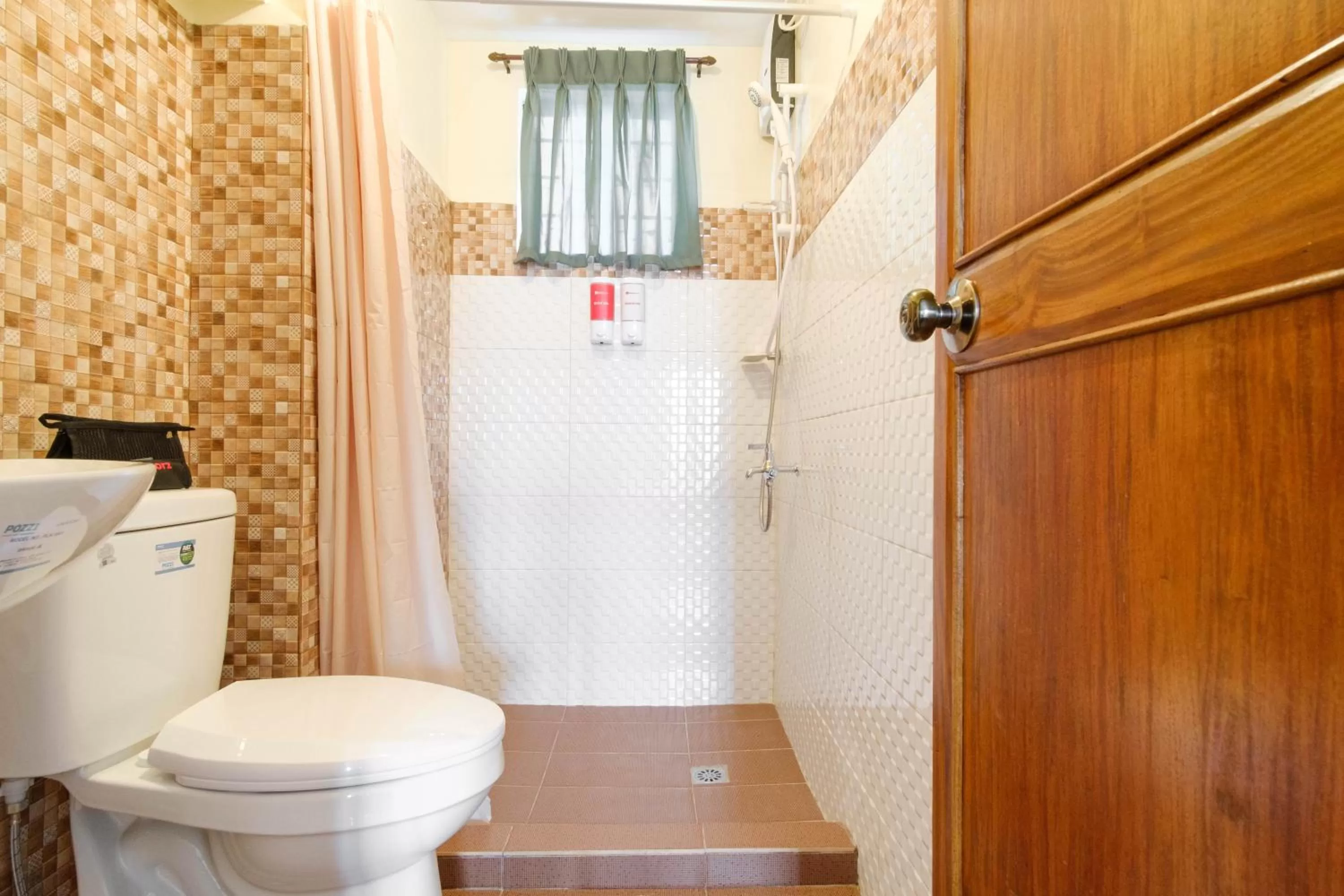 Bathroom in RedDoorz Plus near Johnson and Johnson Paranaque