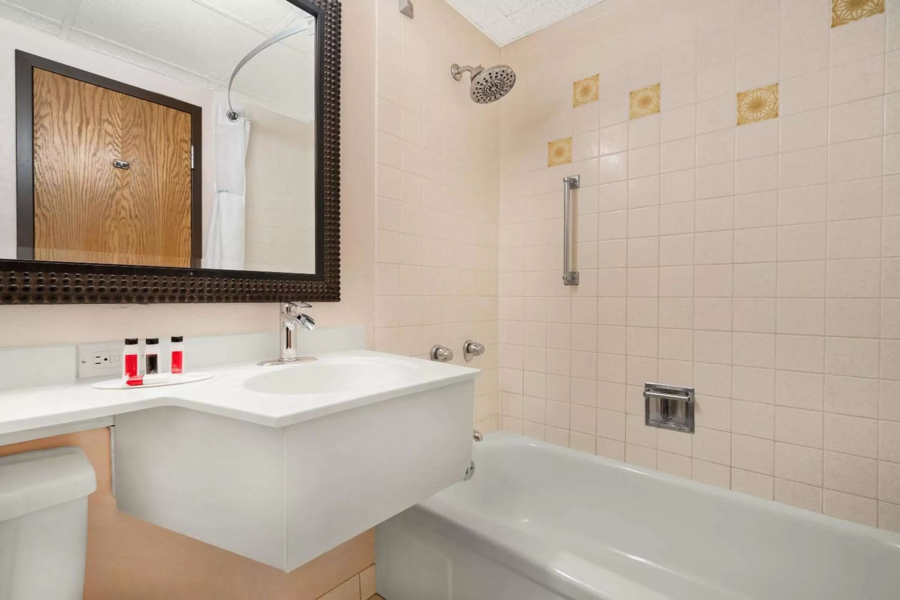 Two-Bedroom Suite with Pool View - Non-Smoking in Ramada by Wyndham Albert Lea Two-Bedroom Suite with Pool View - Non-Smoking in Ramada by Wyndham Albert Lea