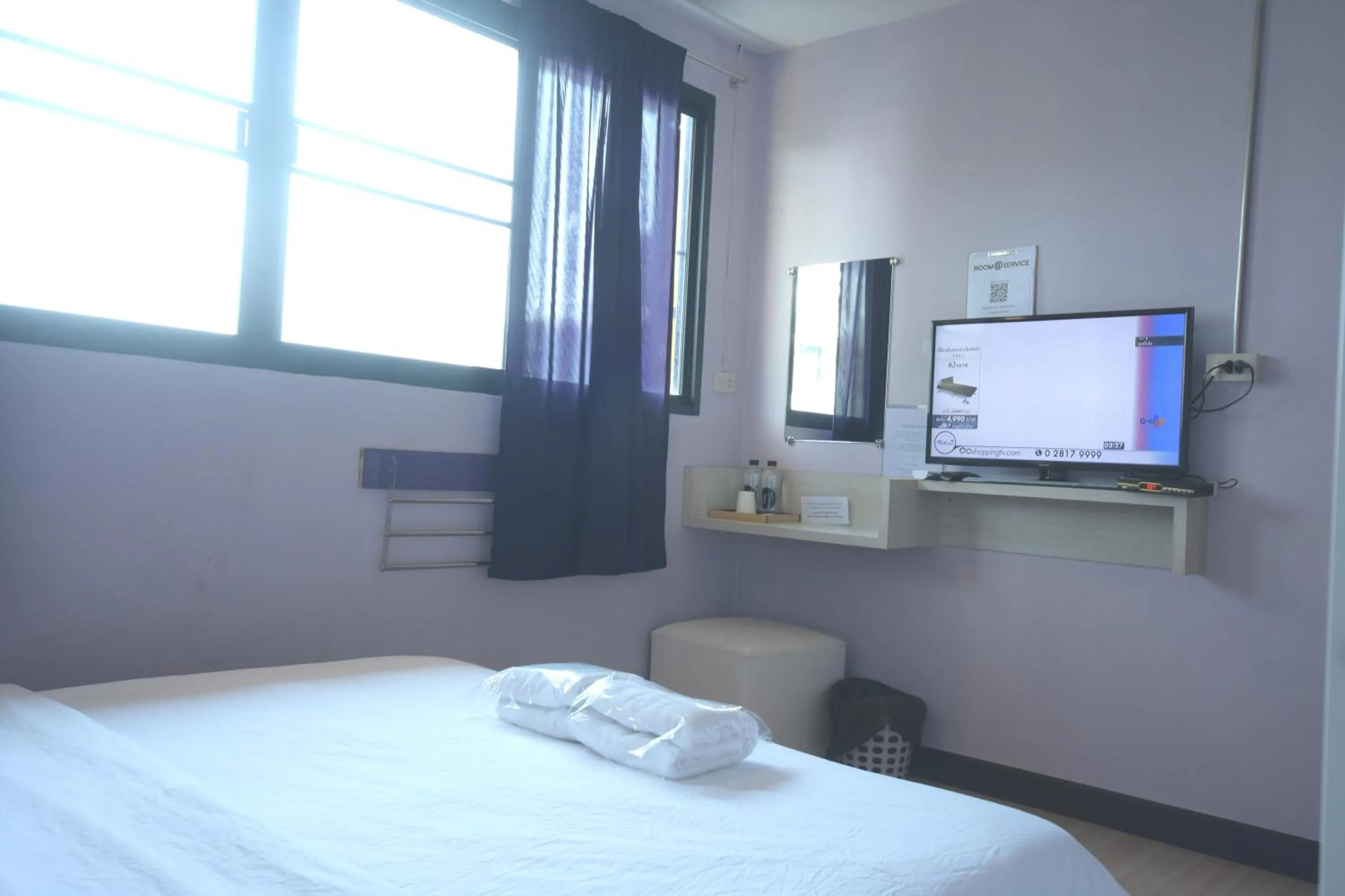 Photo of the whole room, Bed in Room@Vipa