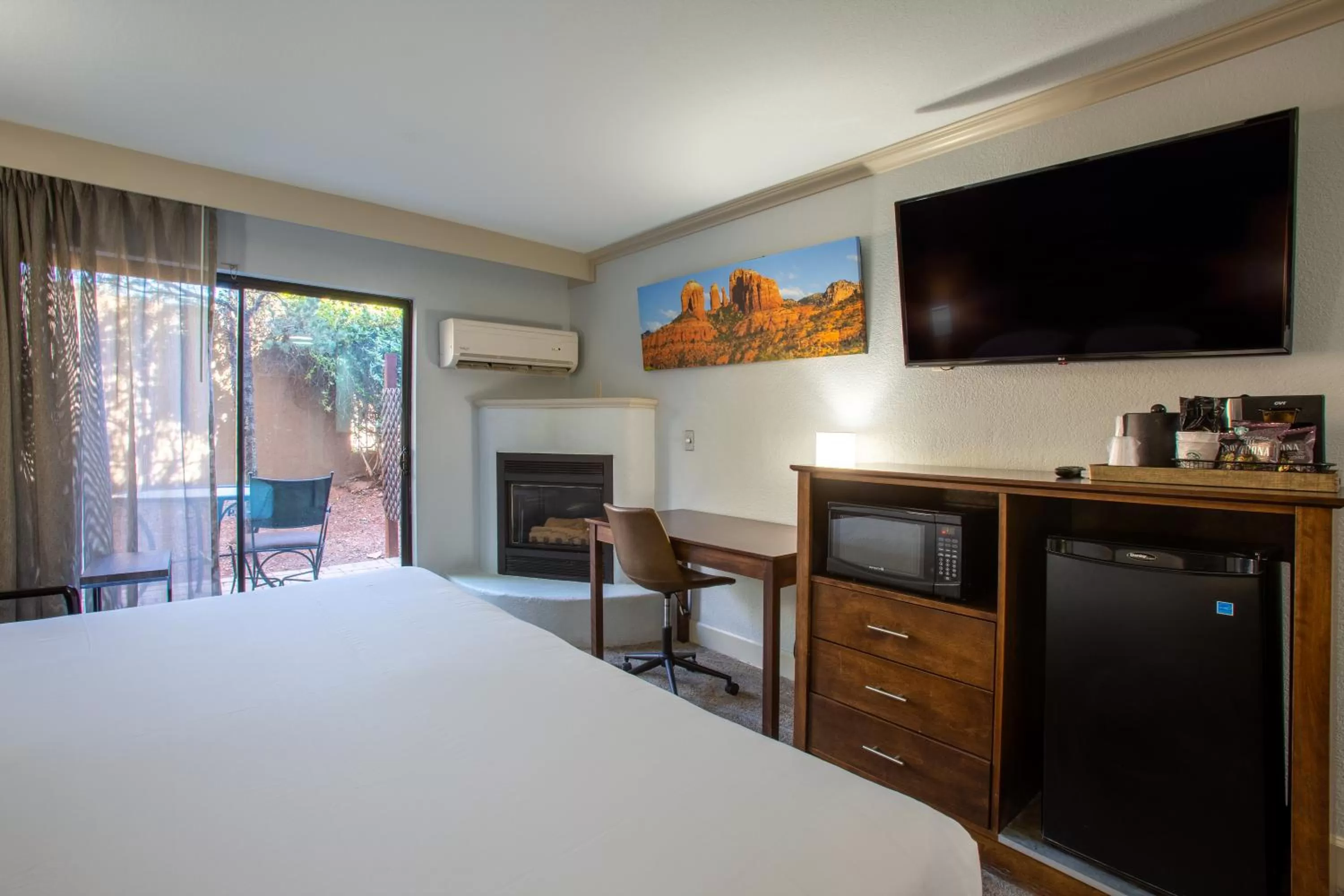 TV and multimedia, Bed in Arroyo Pinion Hotel, an Ascend Collection Hotel
