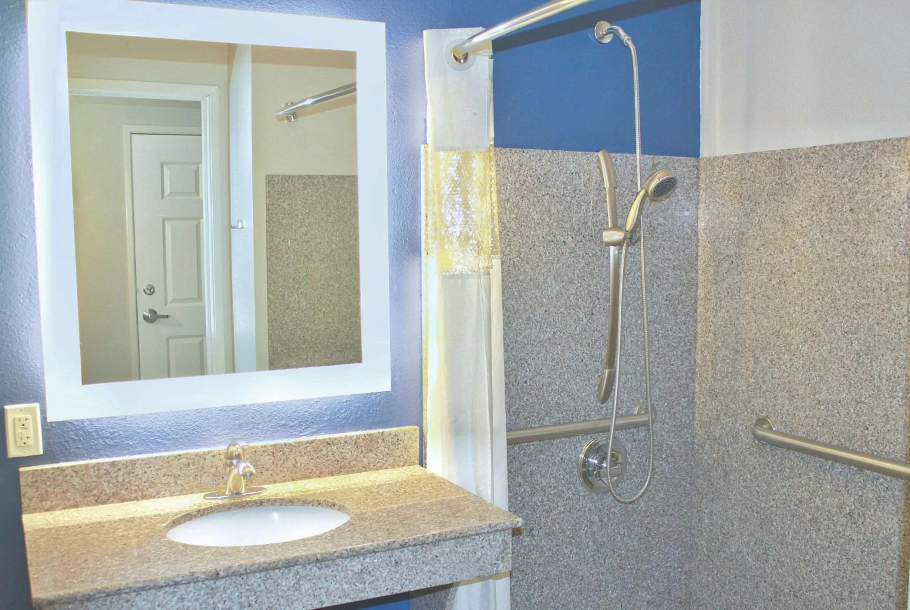 Bathroom in La Quinta by Wyndham NE Long Beach/Cypress