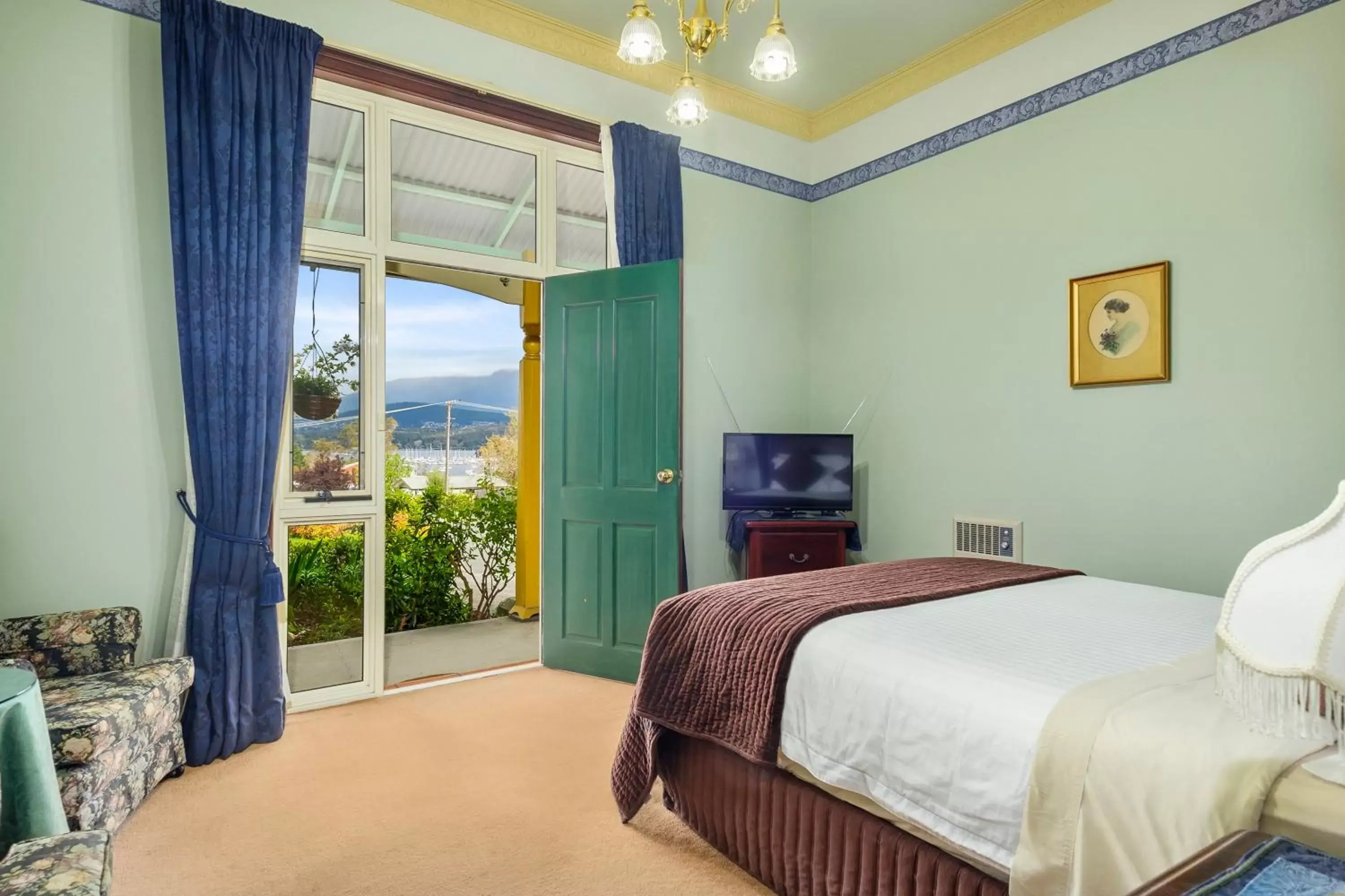 Deluxe Queen Room with Mountain View, River View and Garden View in Orana House Deluxe Queen Room with Mountain View, River View and Garden View in Orana House