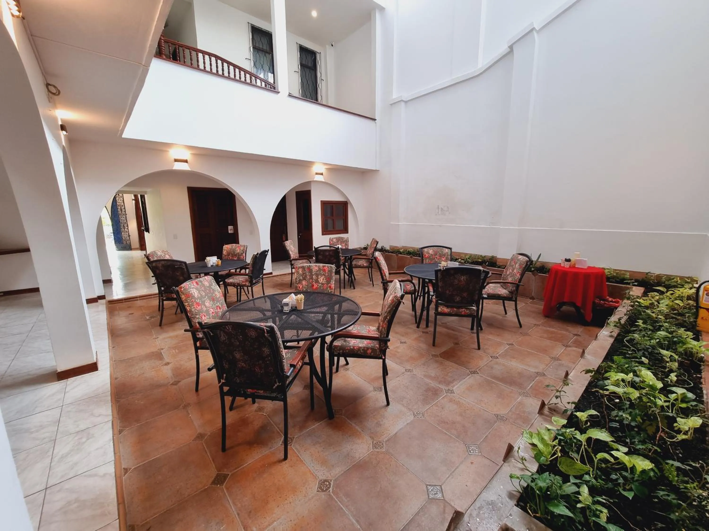 Restaurant/places to eat in Hotel Karlo By GHO Hoteles