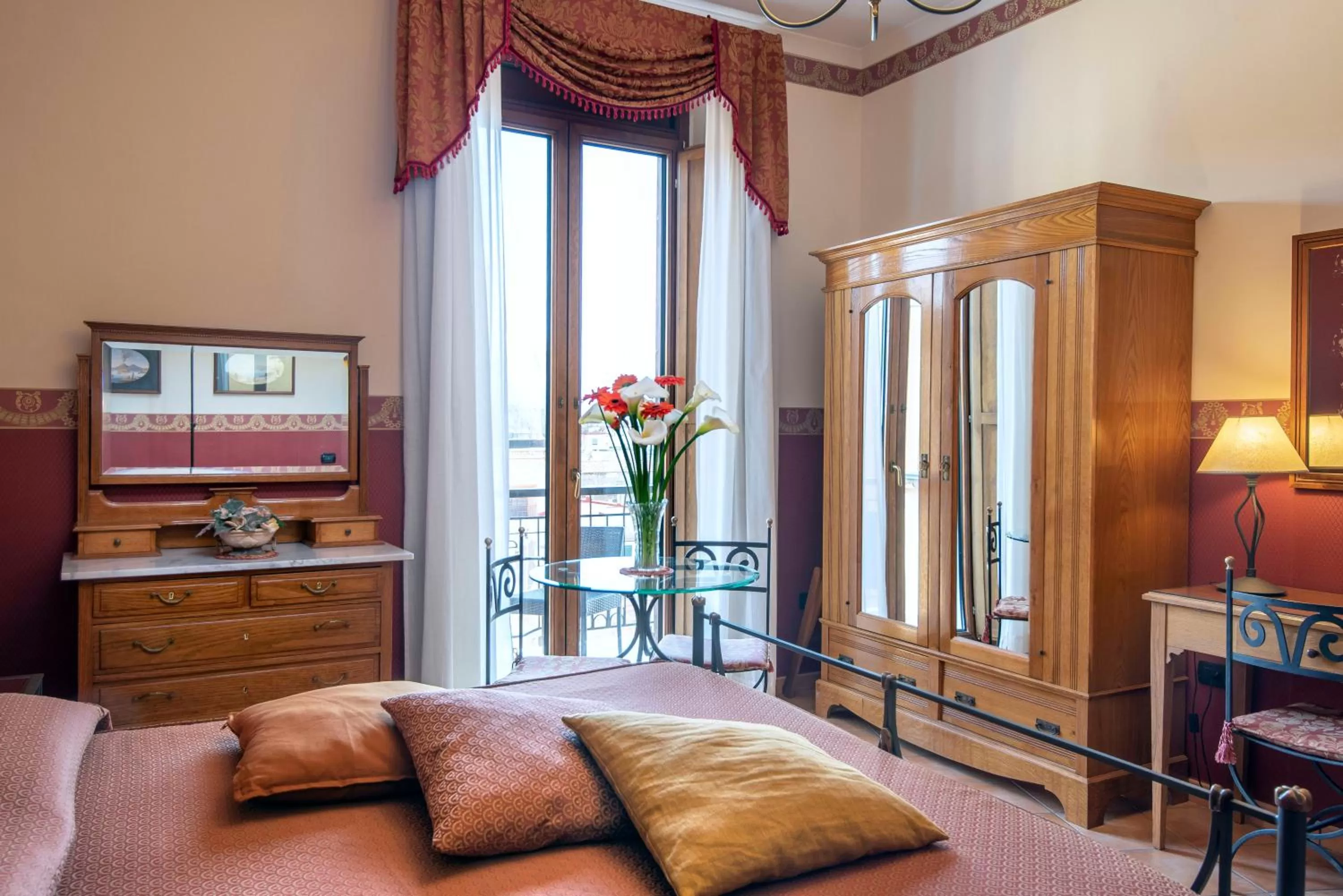 Photo of the whole room, Bed in Pinto-Storey Hotel