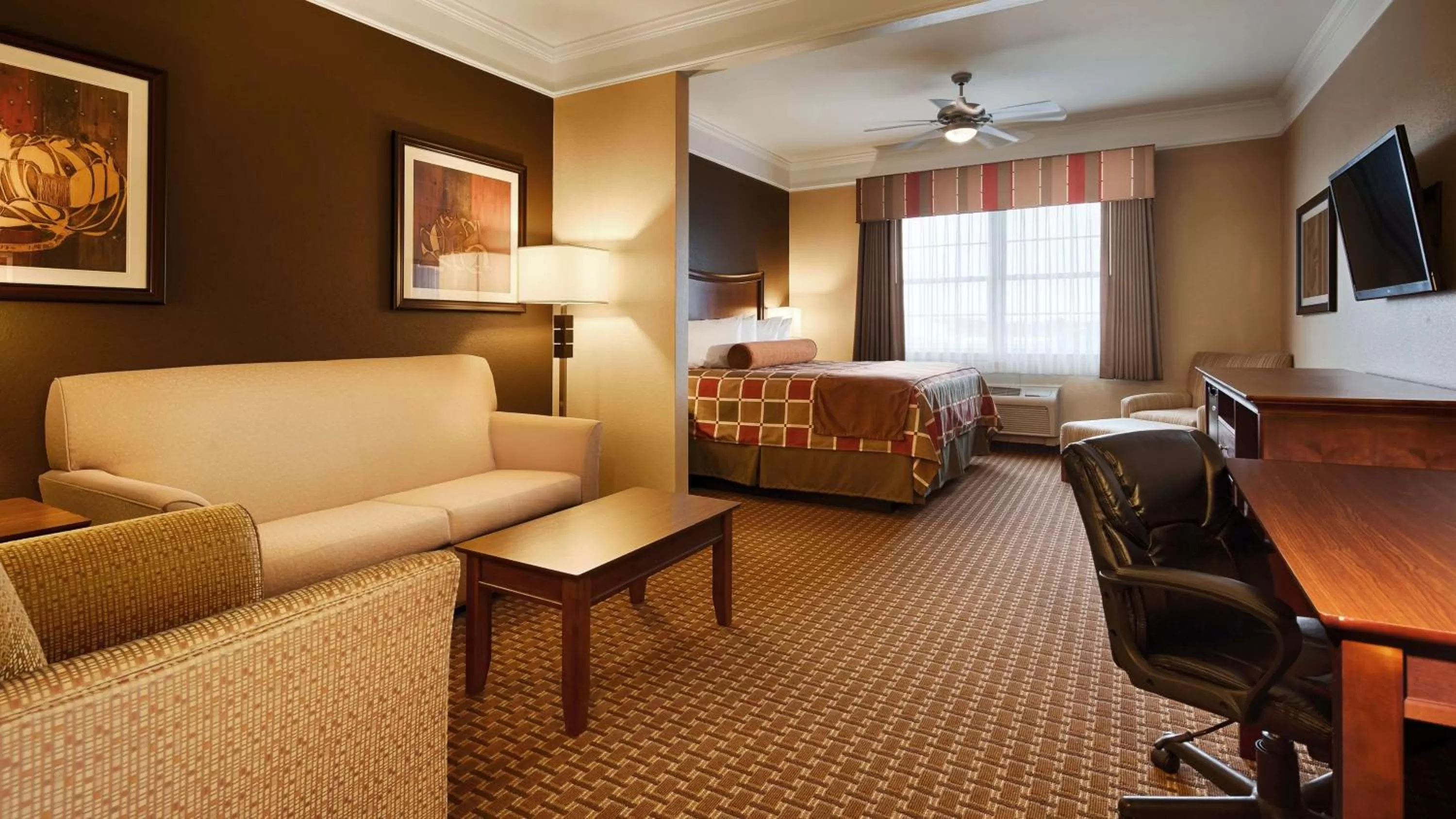 Photo of the whole room, Bed in Best Western Plus Easton Inn & Suites