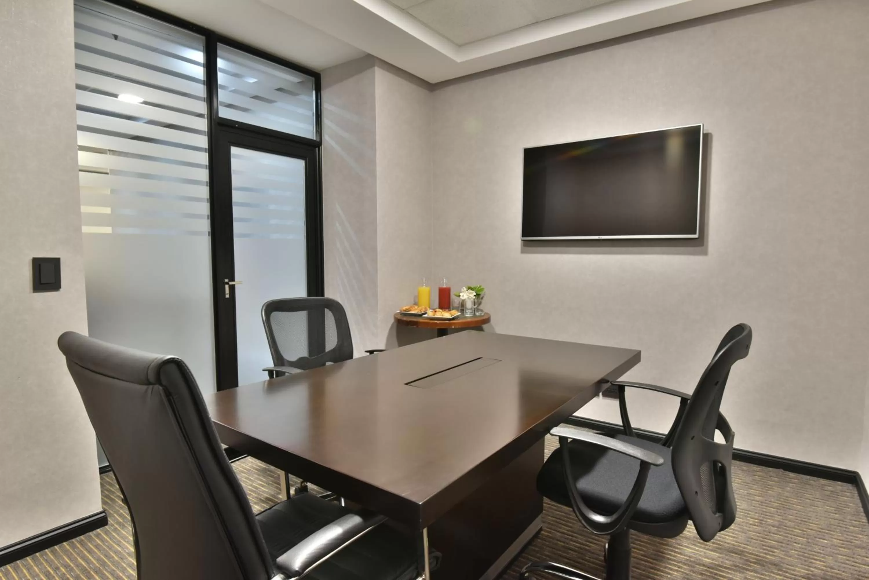 Meeting/conference room in Holiday Inn Express Puerto Madero by IHG