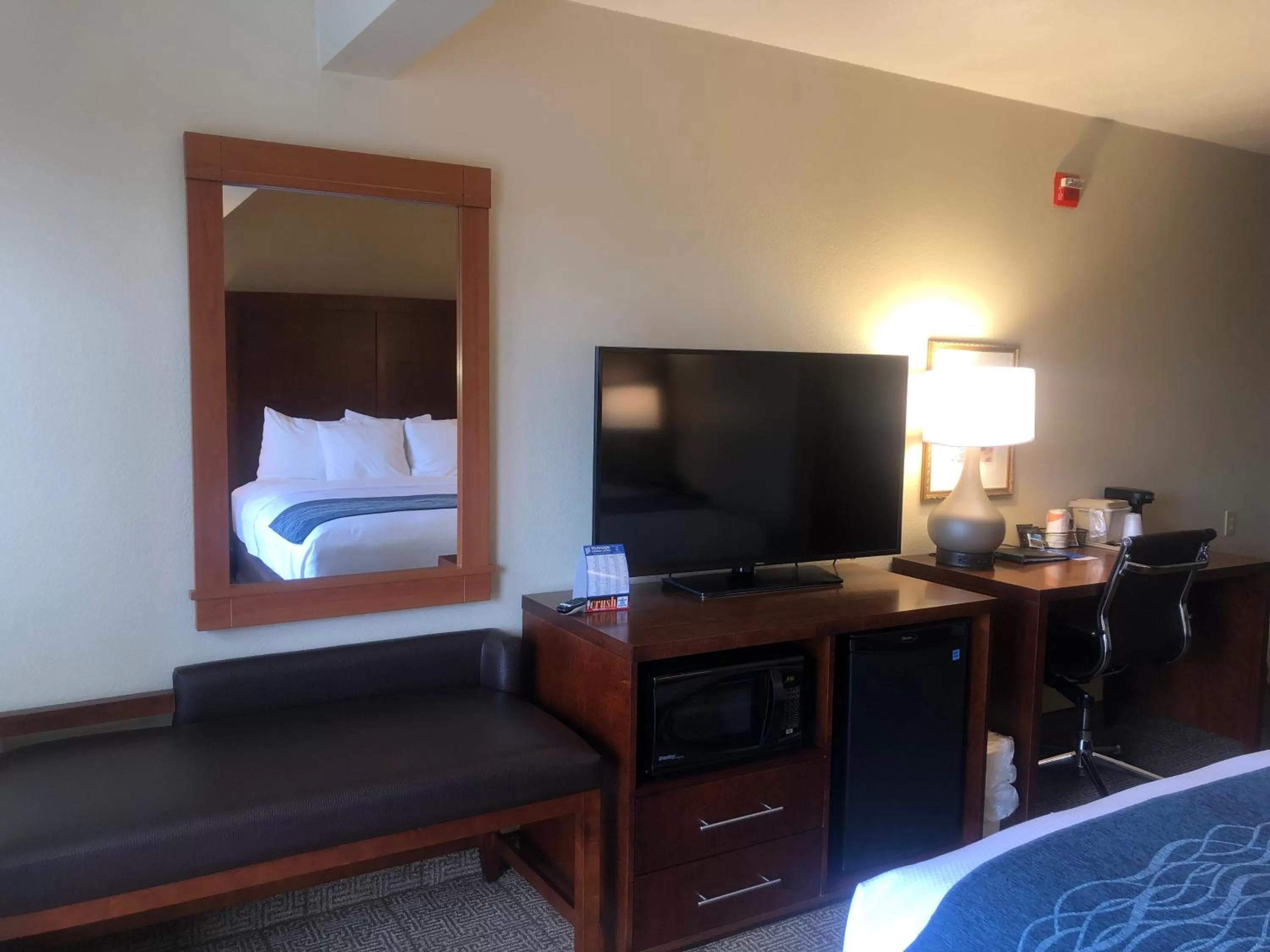 TV and multimedia, Bed in Comfort Inn & Suites Ukiah Mendocino County
