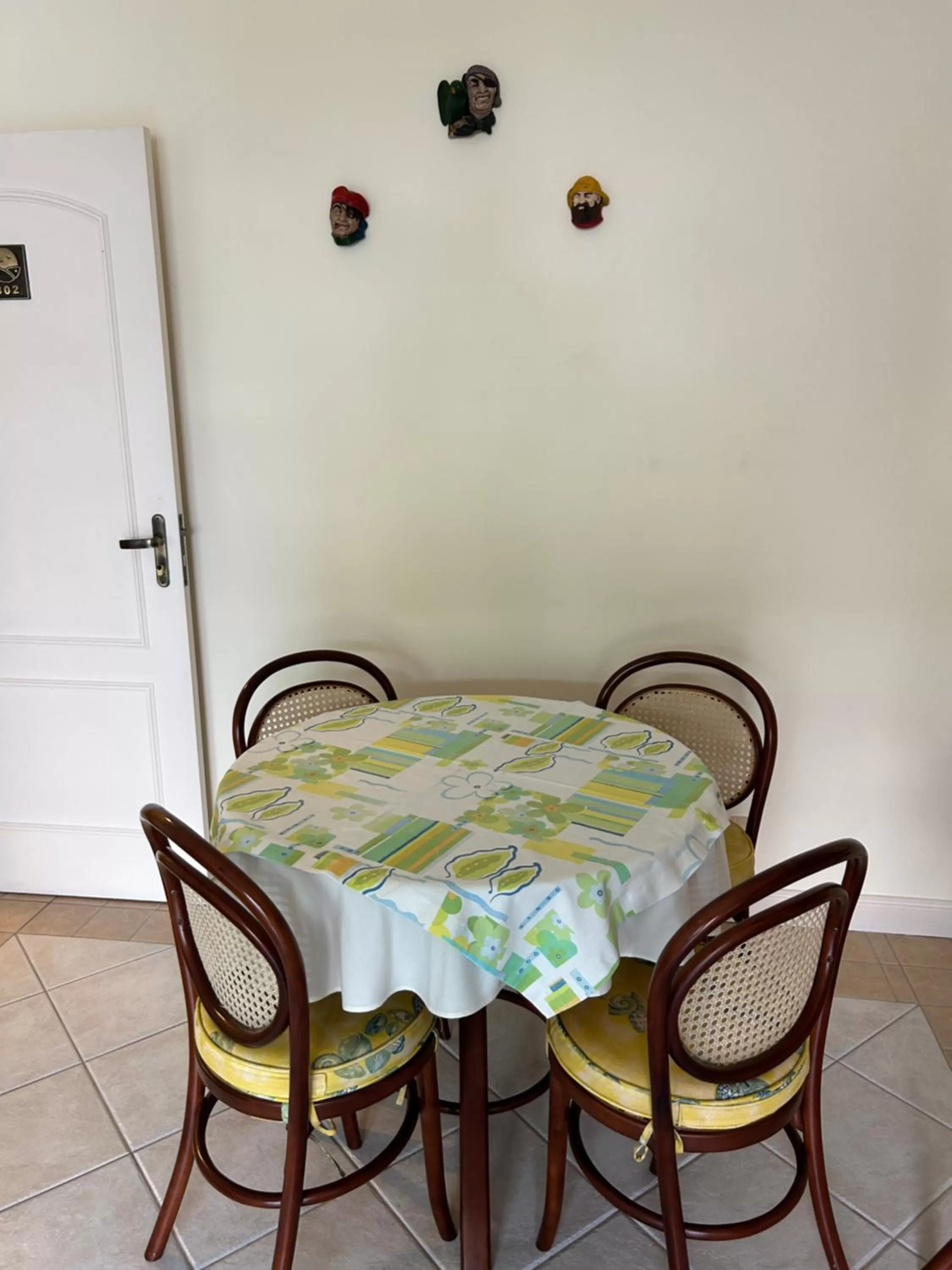 Living room, Dining Area in Golfinhos Apart Hotel