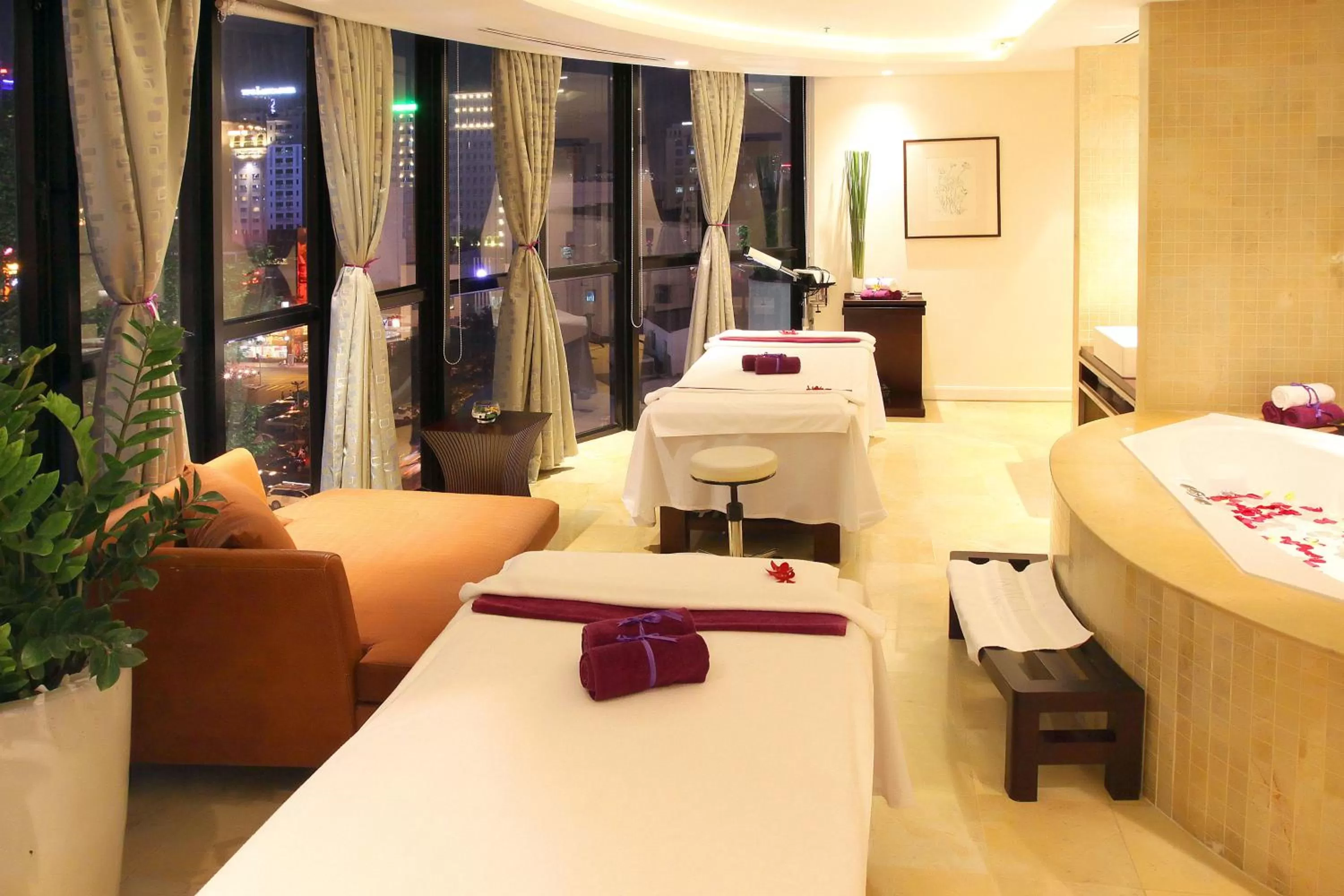 Spa and wellness centre/facilities, Bed in Caravelle Saigon