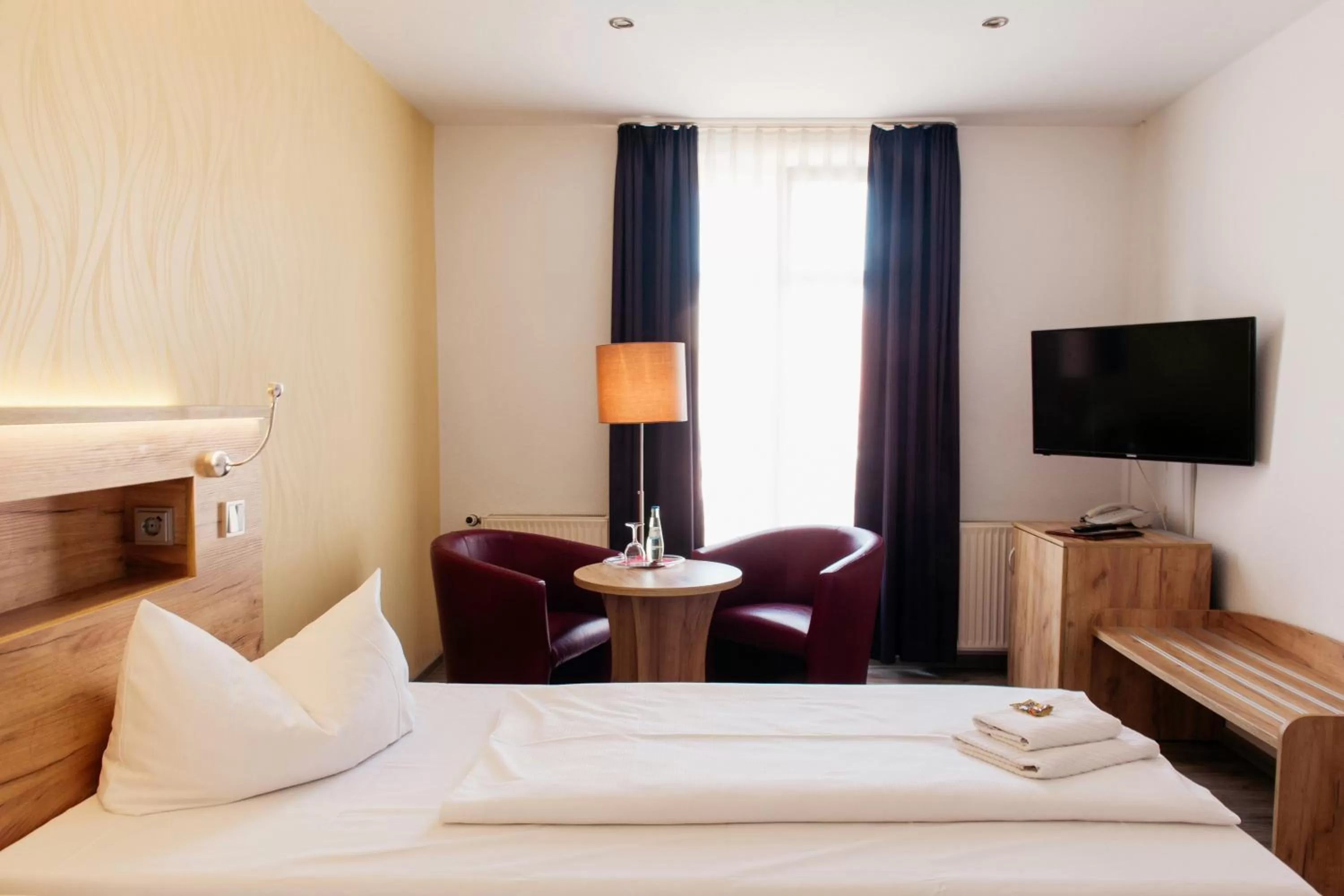 Photo of the whole room, Bed in Hotel & Restaurant "Deutscher Kaiser"