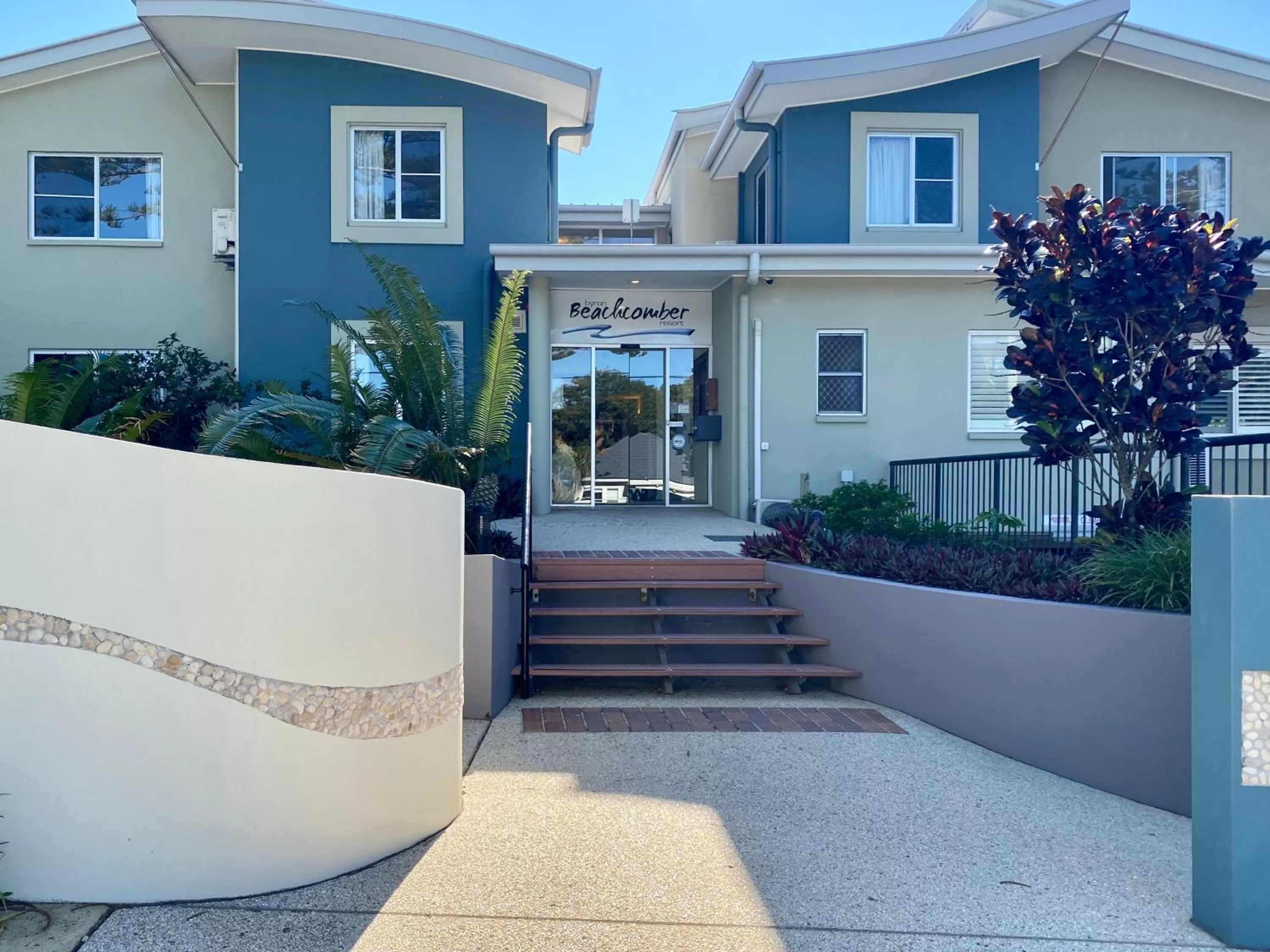 Facade/entrance in The Byron Beachcomber