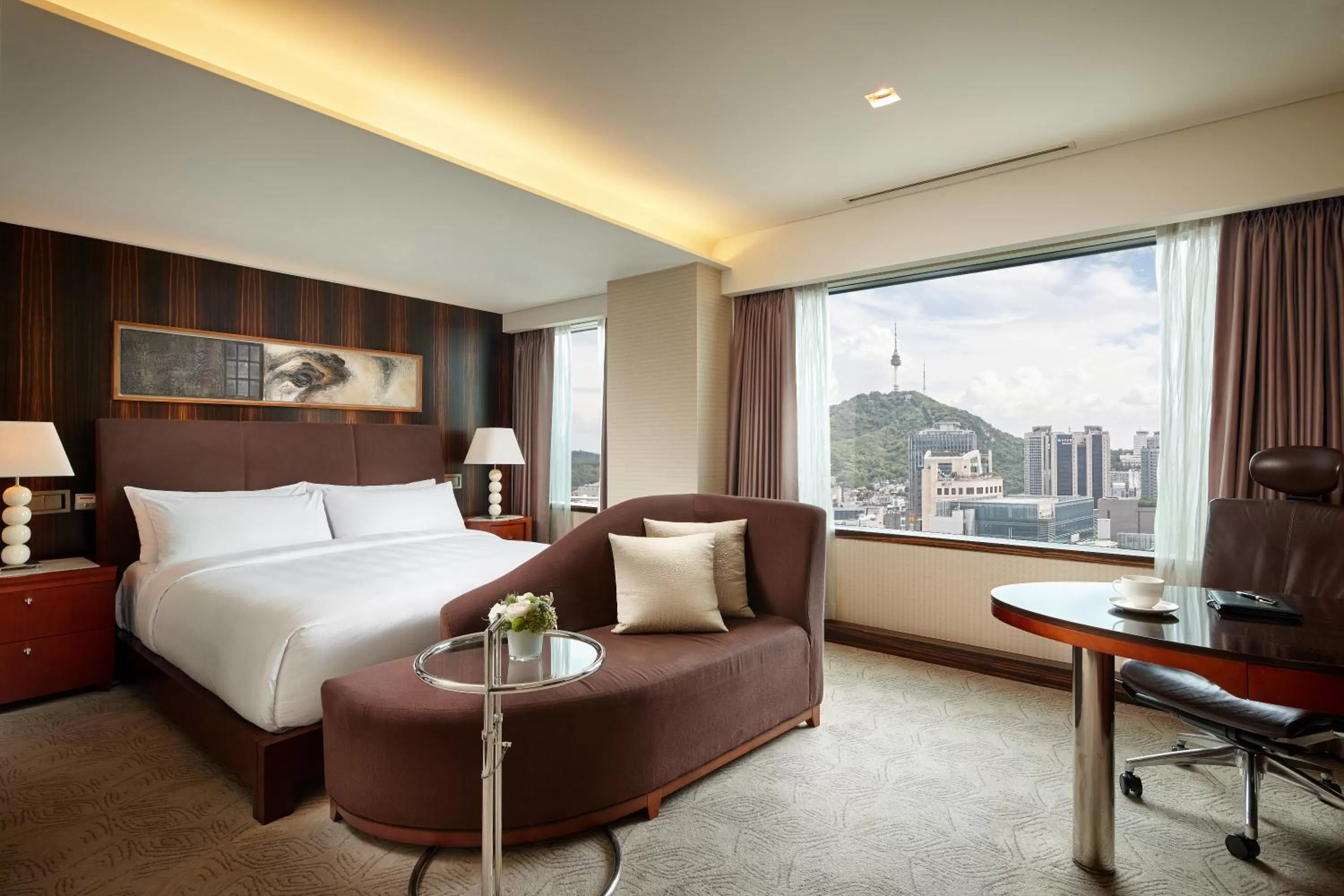 Photo of the whole room, Bed in Lotte Hotel Seoul