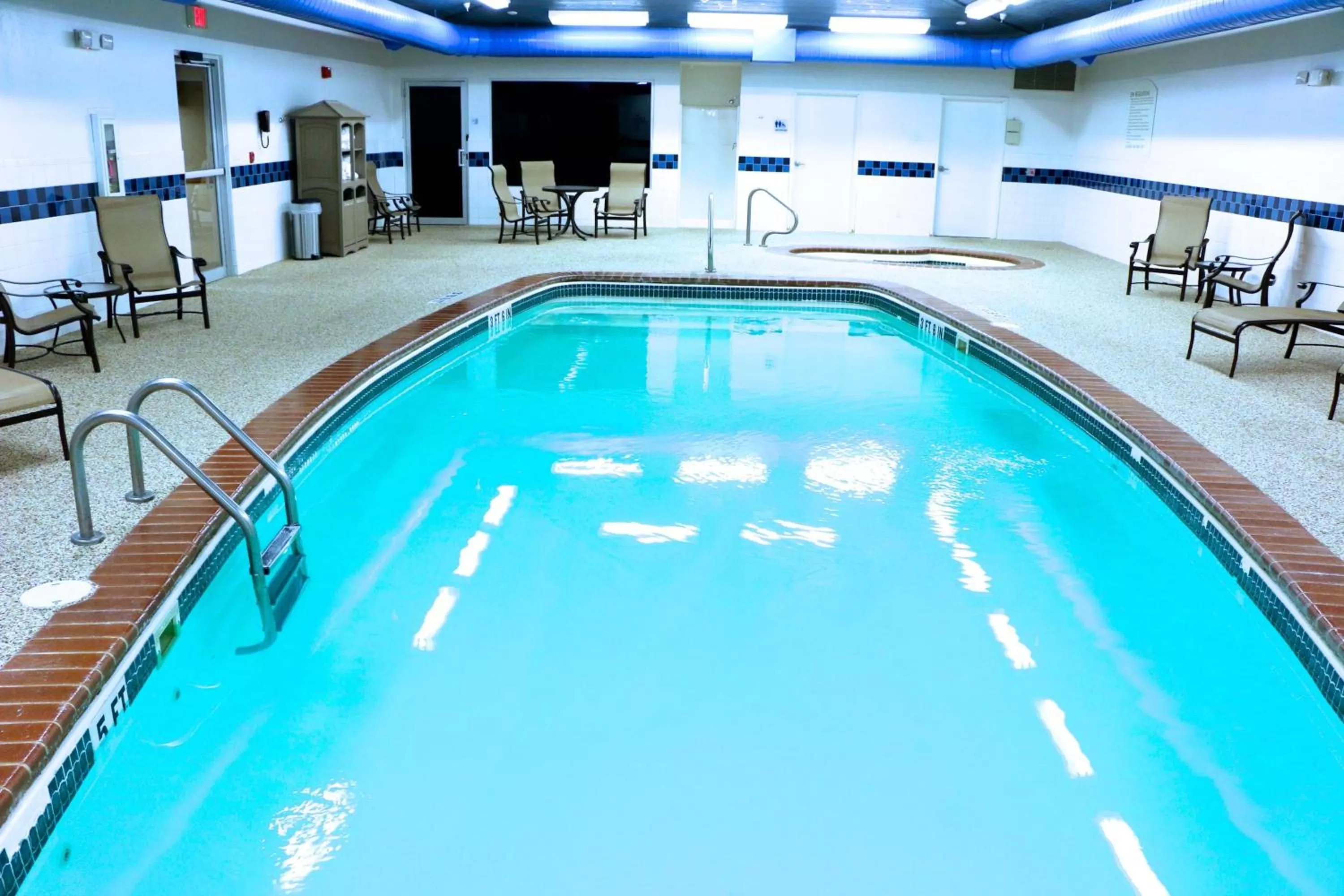 Swimming pool in Holiday Inn Express Hotel & Suites Pierre-Fort Pierre by IHG