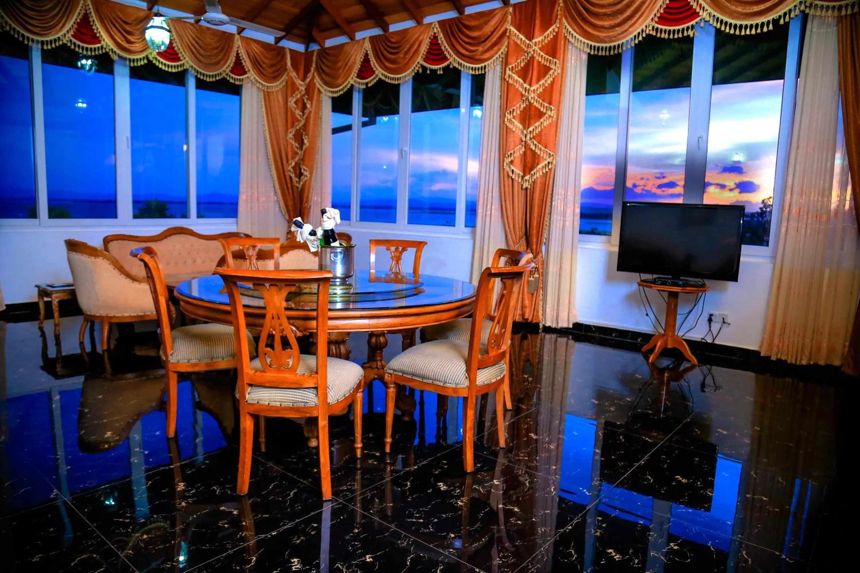 Dining area in Hotel Sudu Araliya