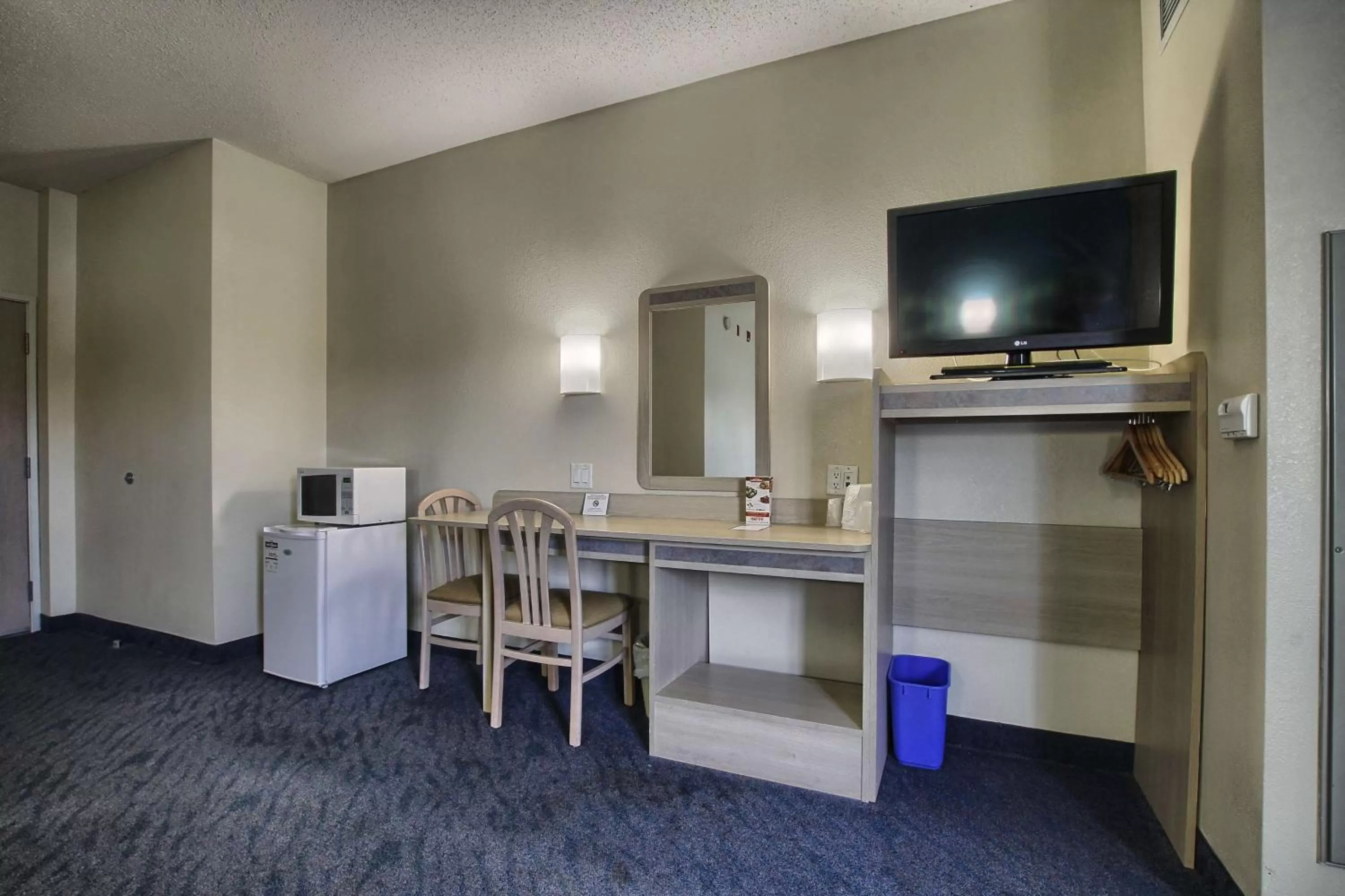 TV and multimedia in Motel 6-London, ON - Ontario