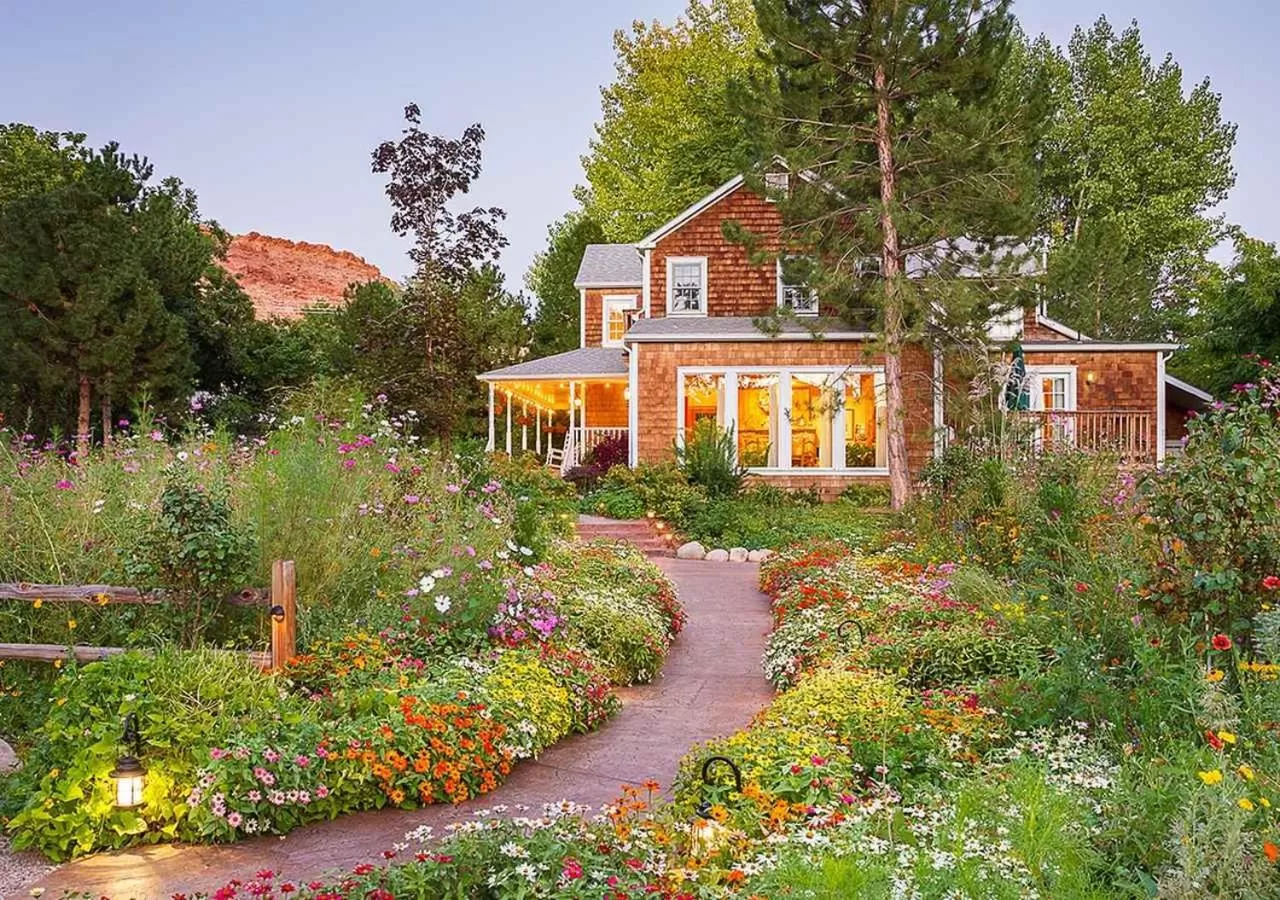 Facade/entrance in Sunflower Hill Inn