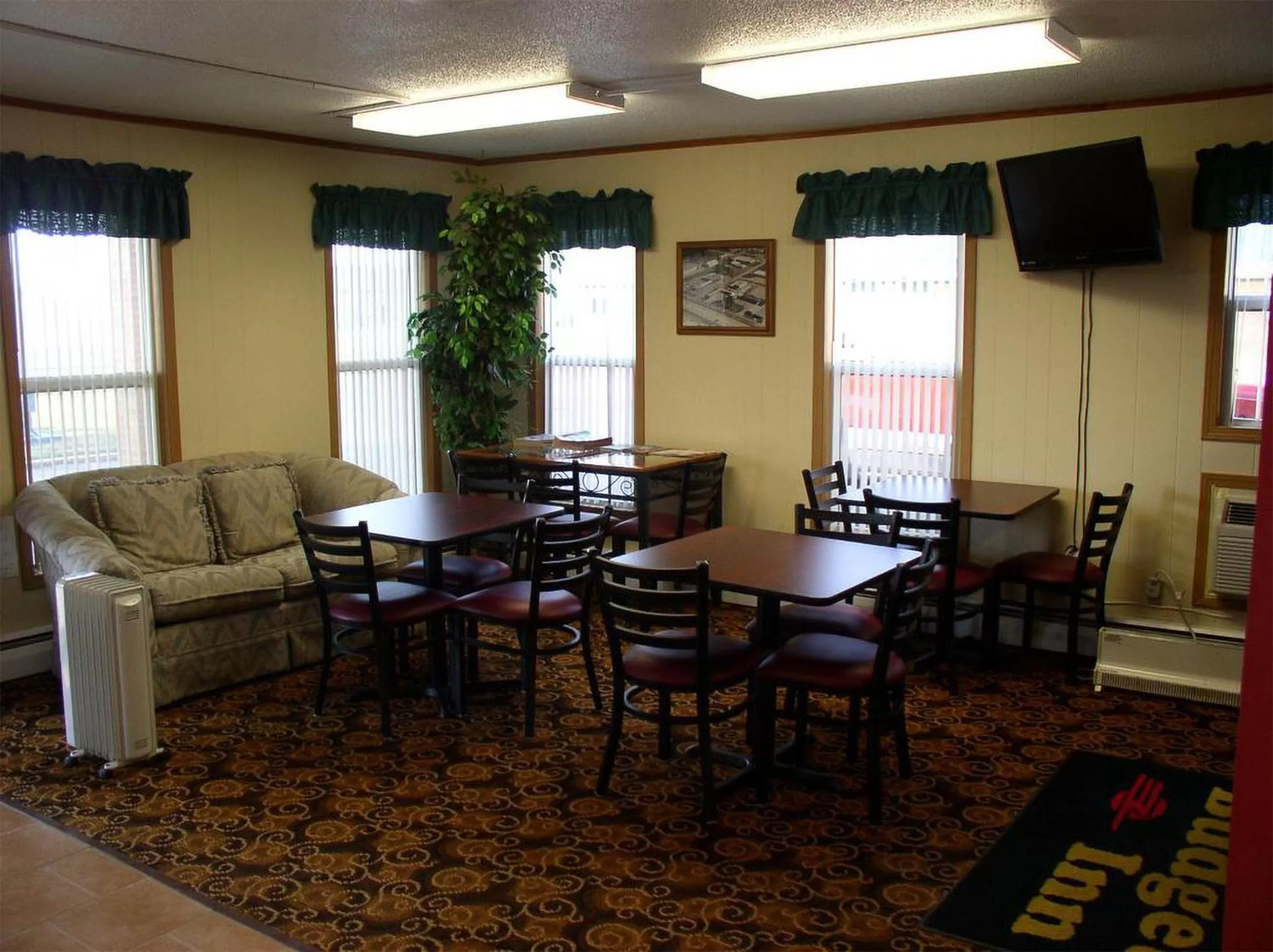 Food and drinks, Lounge/Bar in Budget Inn Fairmont