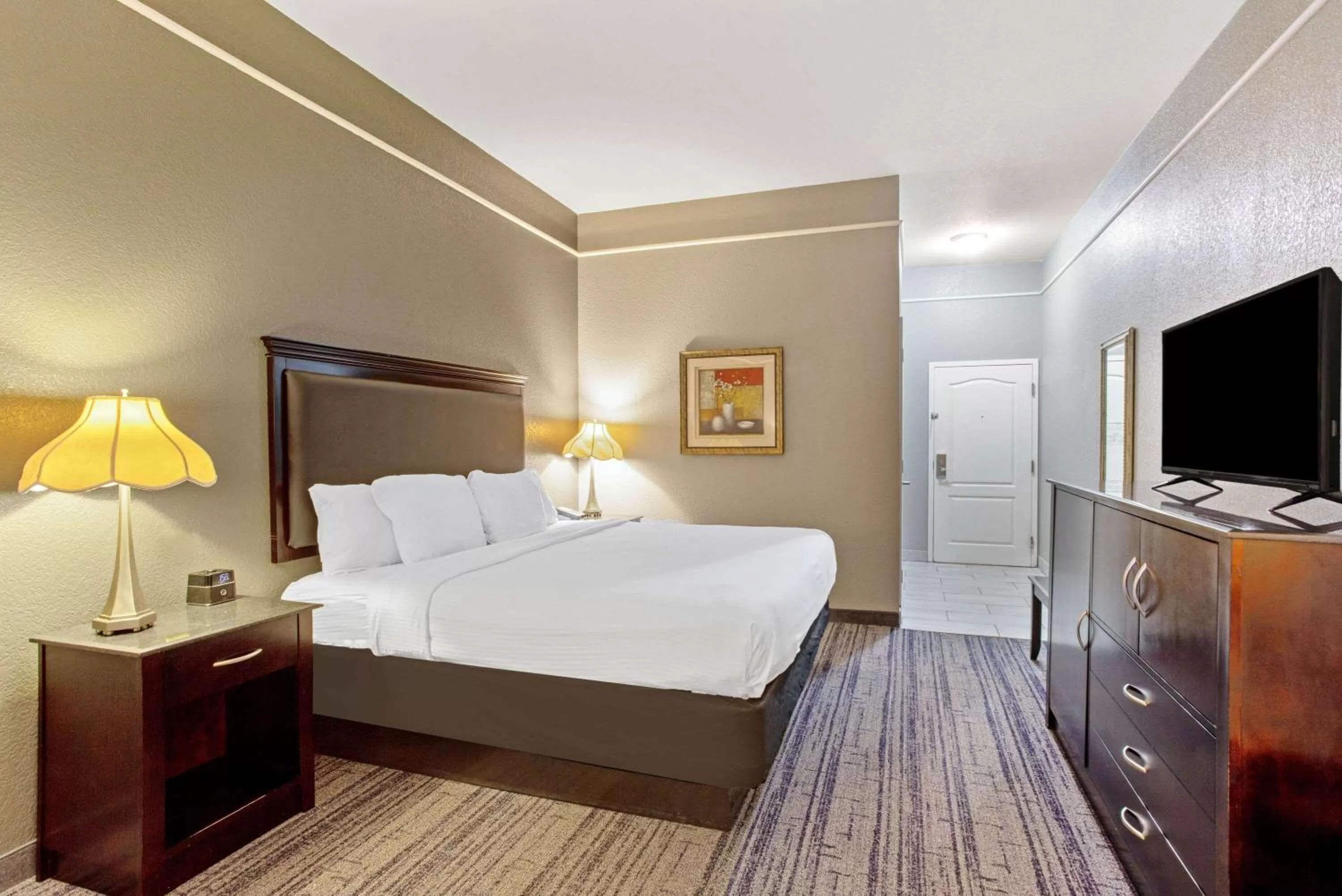 Deluxe King Room - Mobility Access/Non-Smoking in La Quinta by Wyndham Mobile - Tillman's Corner