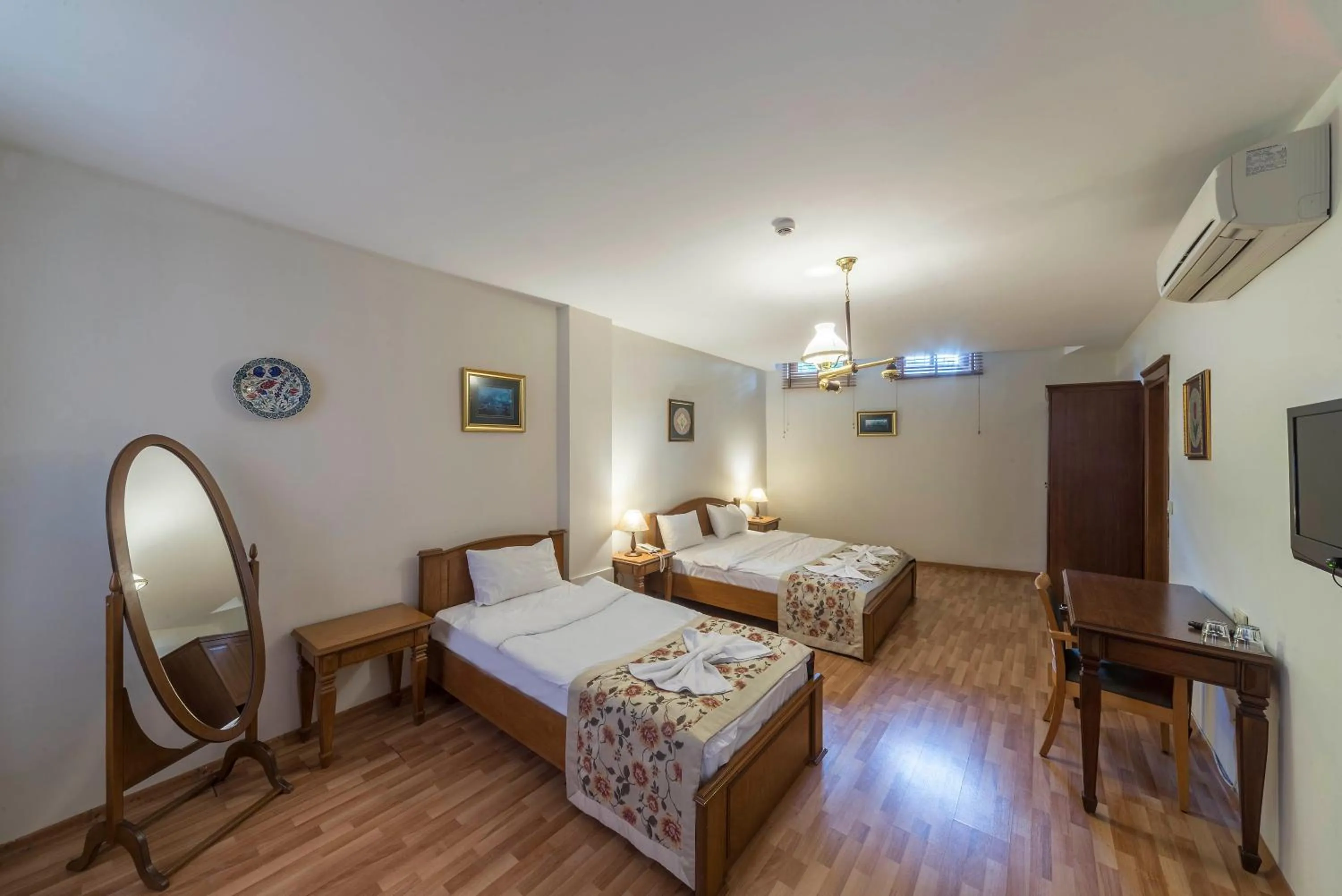 Photo of the whole room, Bed in Lalinn Hotel